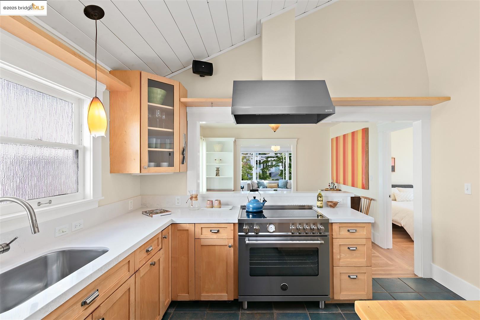 Detail Gallery Image 10 of 38 For 1409 Alcatraz Ave, Berkeley,  CA 94702 - 4 Beds | 3 Baths