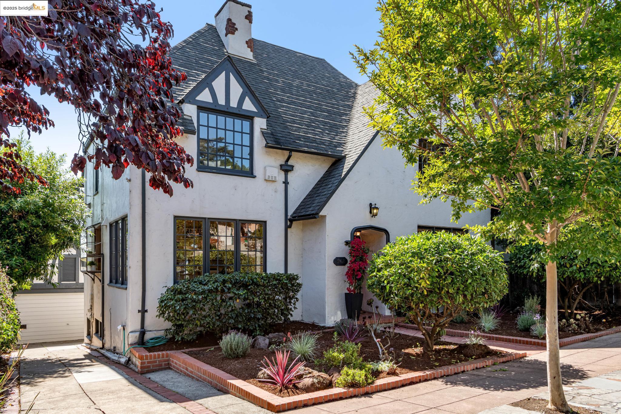 Detail Gallery Image 2 of 60 For 962 Arlington Ave, Berkeley,  CA 94707 - 4 Beds | 2/1 Baths