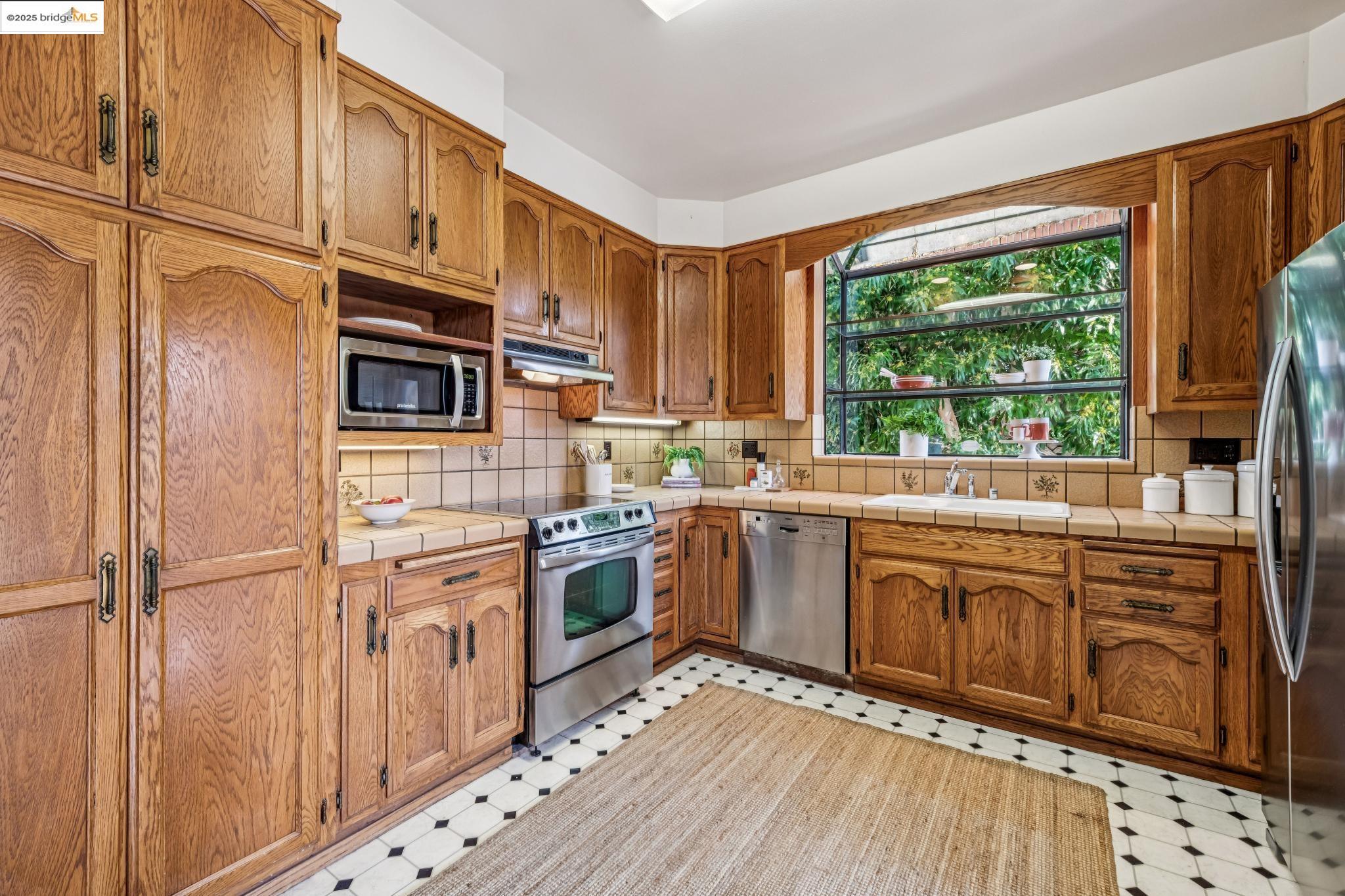 Detail Gallery Image 15 of 60 For 962 Arlington Ave, Berkeley,  CA 94707 - 4 Beds | 2/1 Baths