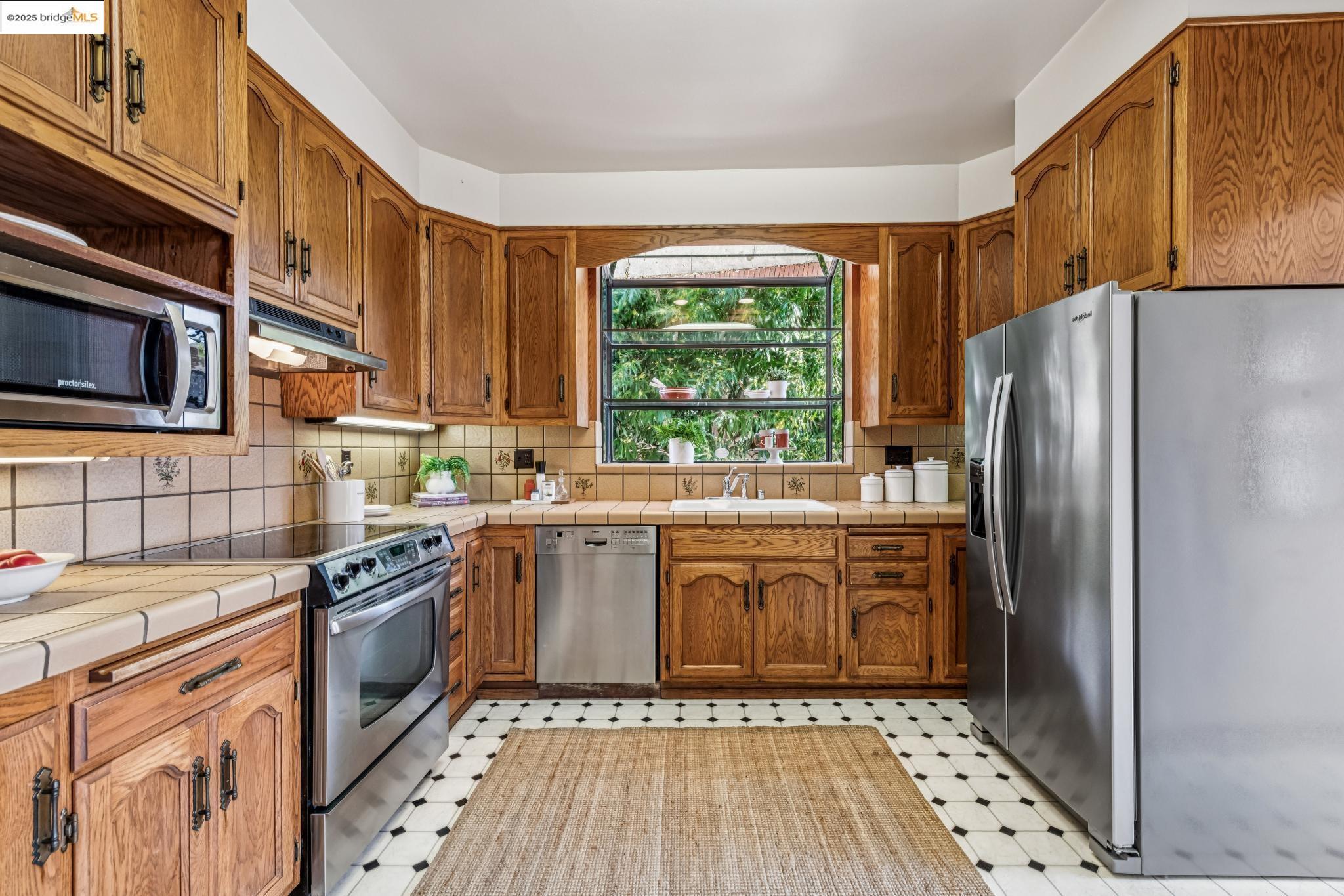 Detail Gallery Image 16 of 60 For 962 Arlington Ave, Berkeley,  CA 94707 - 4 Beds | 2/1 Baths