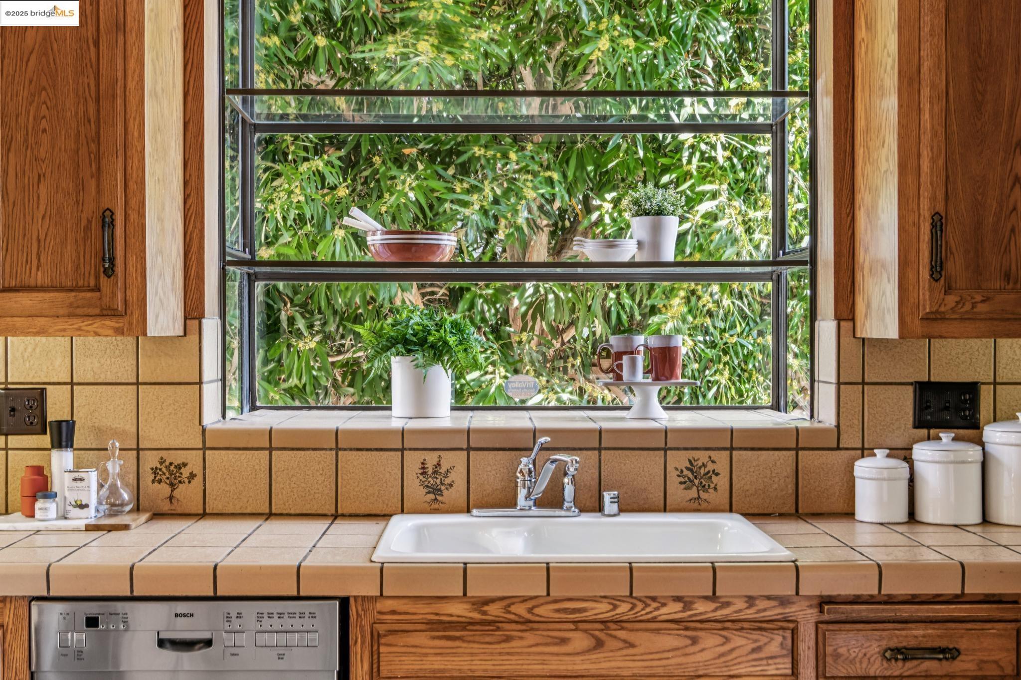 Detail Gallery Image 17 of 60 For 962 Arlington Ave, Berkeley,  CA 94707 - 4 Beds | 2/1 Baths