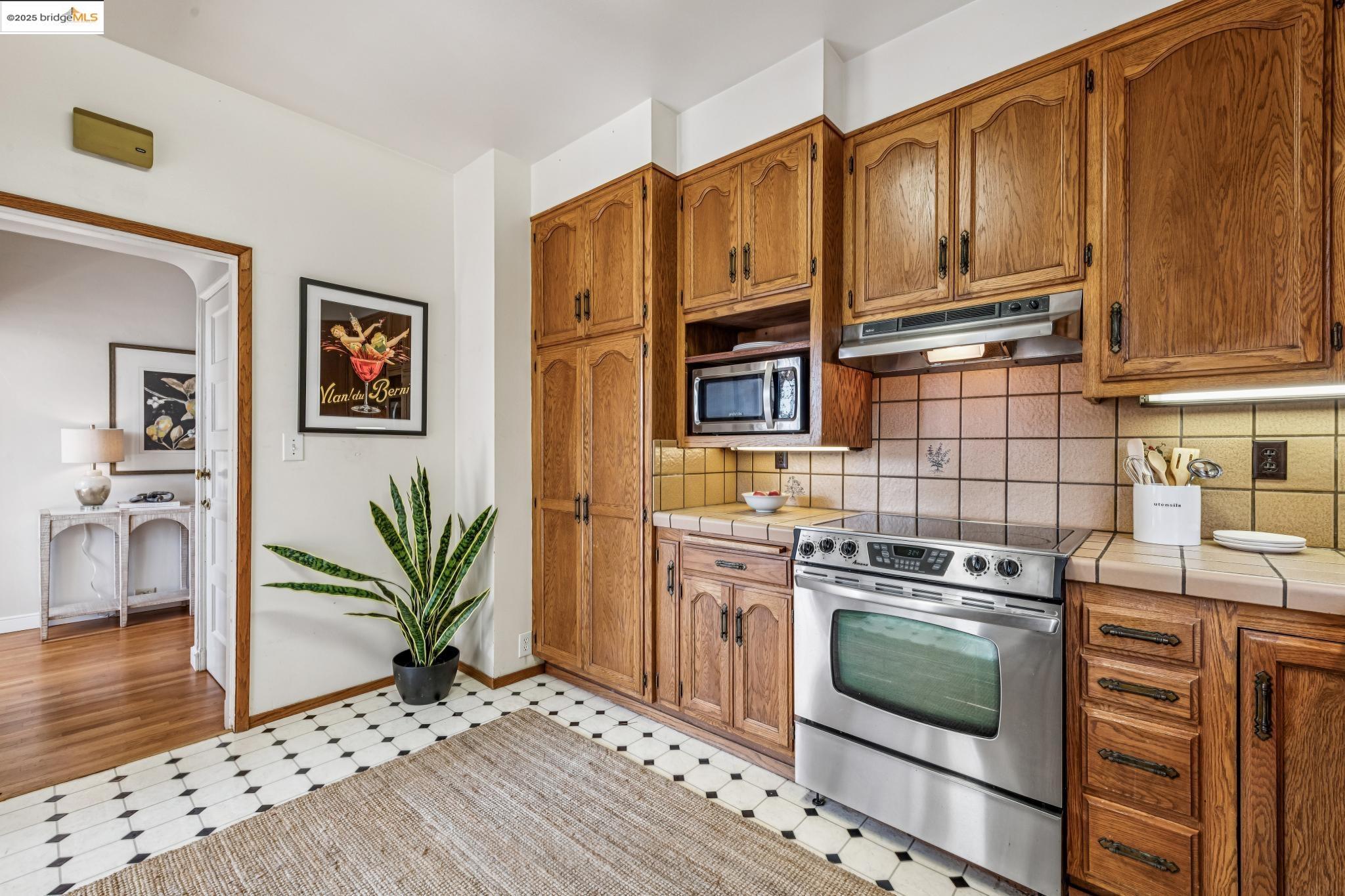 Detail Gallery Image 18 of 60 For 962 Arlington Ave, Berkeley,  CA 94707 - 4 Beds | 2/1 Baths