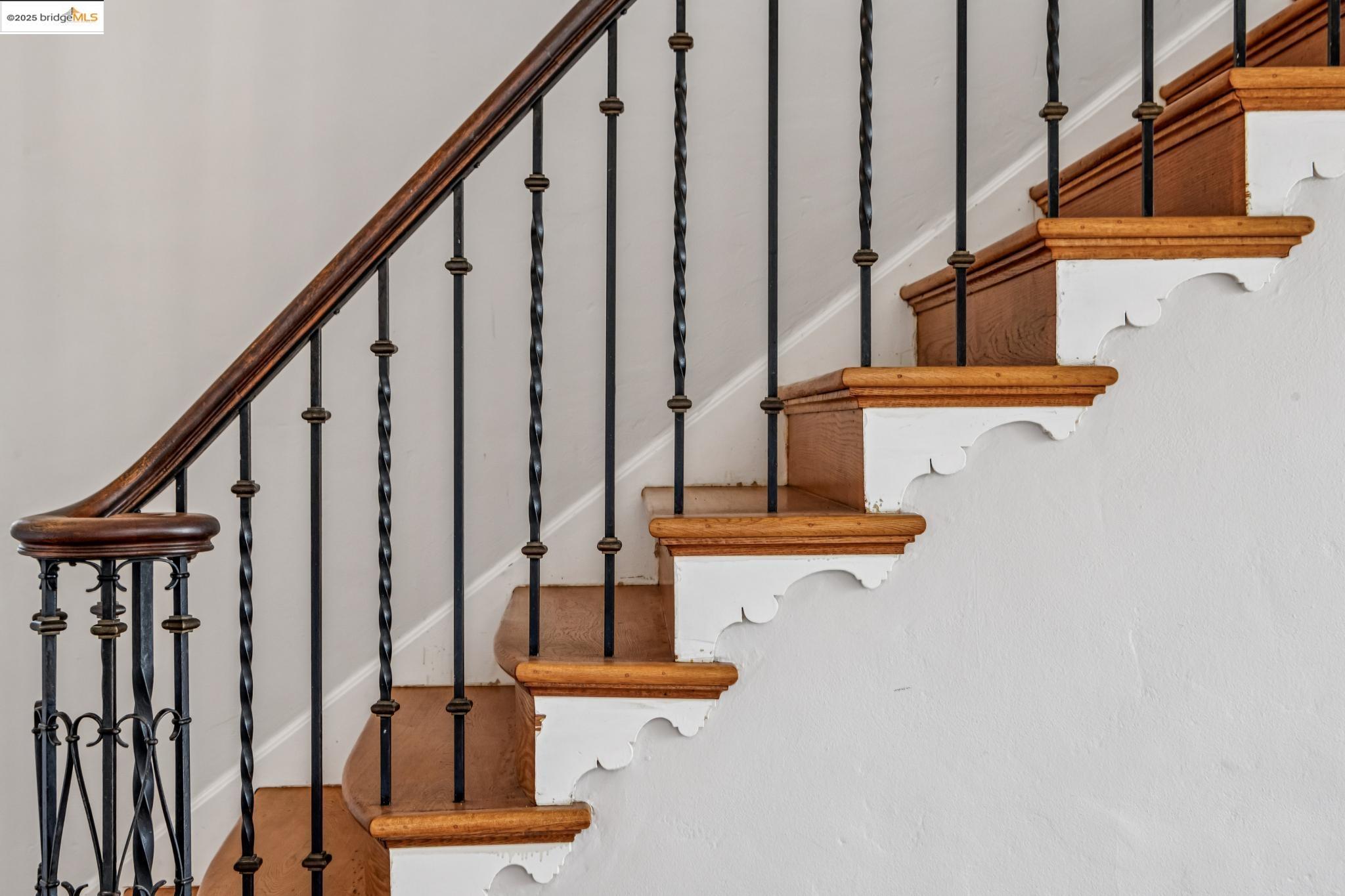 Detail Gallery Image 20 of 60 For 962 Arlington Ave, Berkeley,  CA 94707 - 4 Beds | 2/1 Baths