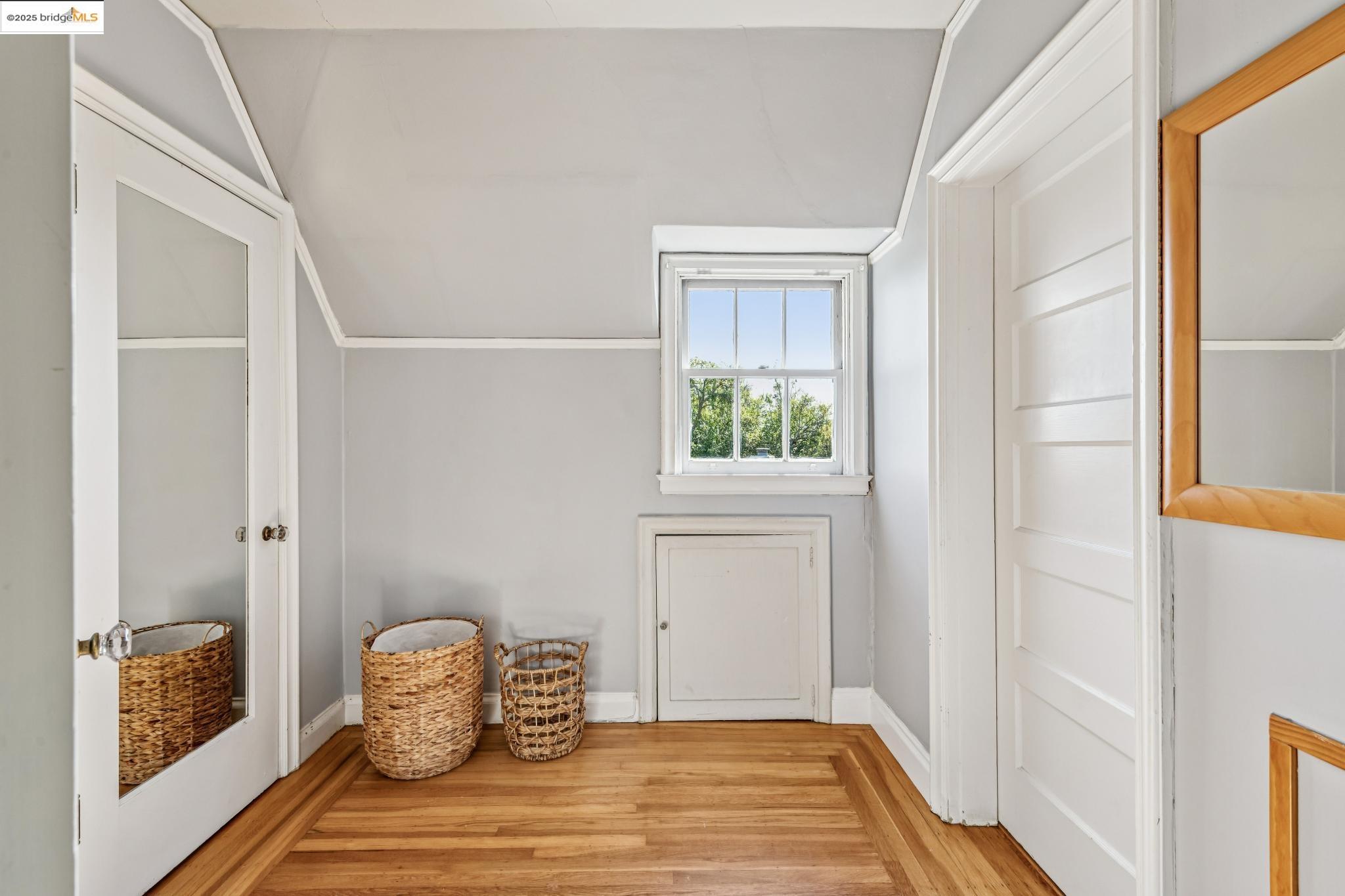Detail Gallery Image 25 of 60 For 962 Arlington Ave, Berkeley,  CA 94707 - 4 Beds | 2/1 Baths