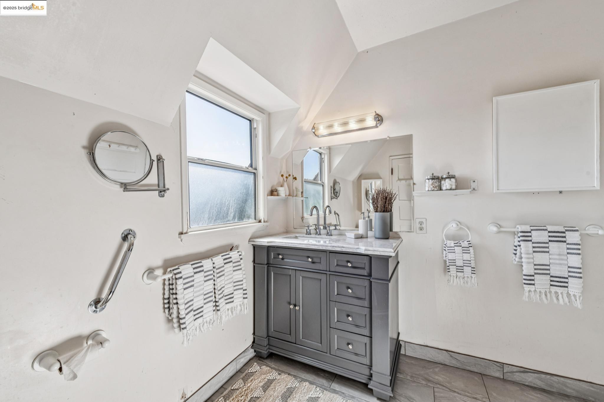 Detail Gallery Image 27 of 60 For 962 Arlington Ave, Berkeley,  CA 94707 - 4 Beds | 2/1 Baths