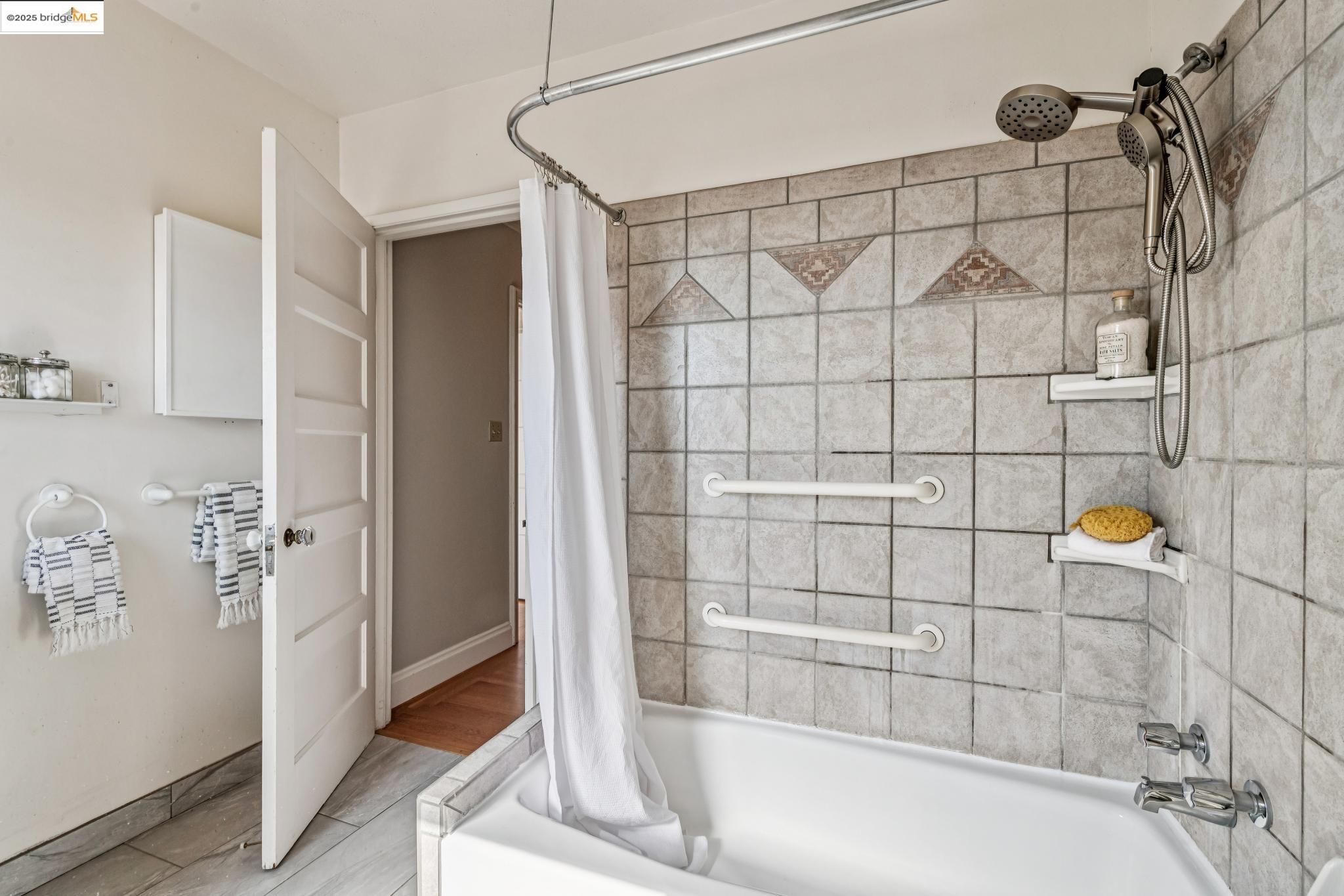 Detail Gallery Image 28 of 60 For 962 Arlington Ave, Berkeley,  CA 94707 - 4 Beds | 2/1 Baths