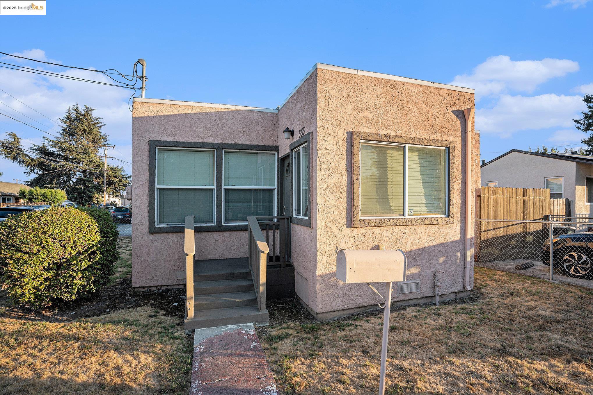 Detail Gallery Image 3 of 17 For 333 Winton Ave, Hayward,  CA 94544 - 2 Beds | 1 Baths