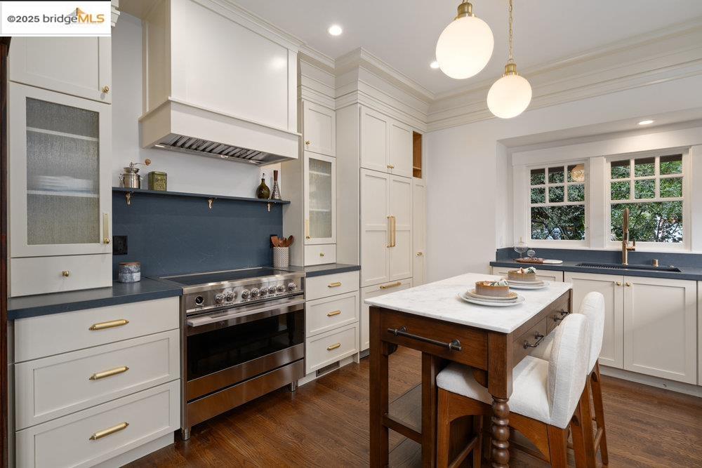 Detail Gallery Image 11 of 60 For 1178 Oxford St, Berkeley,  CA 94707 - 4 Beds | 4 Baths