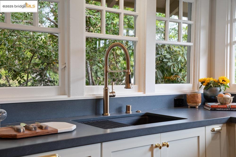 Detail Gallery Image 13 of 60 For 1178 Oxford St, Berkeley,  CA 94707 - 4 Beds | 4 Baths