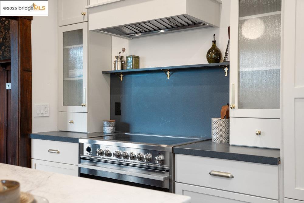 Detail Gallery Image 15 of 60 For 1178 Oxford St, Berkeley,  CA 94707 - 4 Beds | 4 Baths