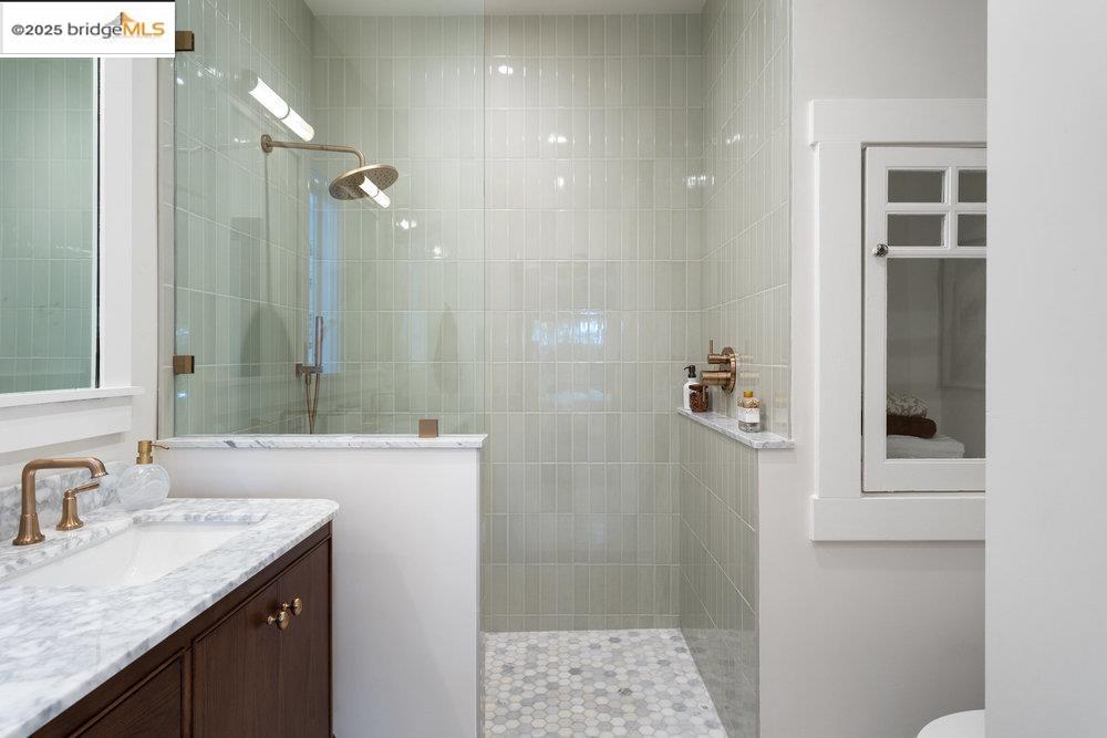 Detail Gallery Image 18 of 60 For 1178 Oxford St, Berkeley,  CA 94707 - 4 Beds | 4 Baths