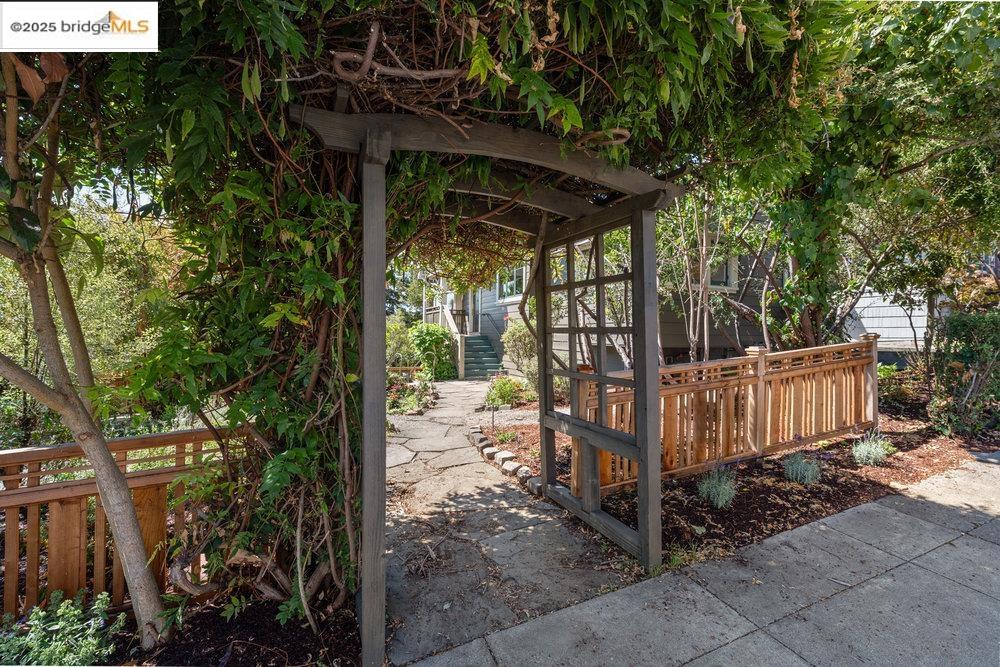 Detail Gallery Image 3 of 60 For 1178 Oxford St, Berkeley,  CA 94707 - 4 Beds | 4 Baths