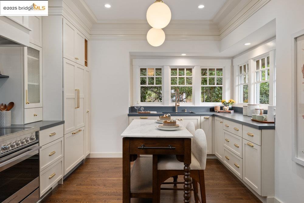 Detail Gallery Image 10 of 60 For 1178 Oxford St, Berkeley,  CA 94707 - 4 Beds | 4 Baths