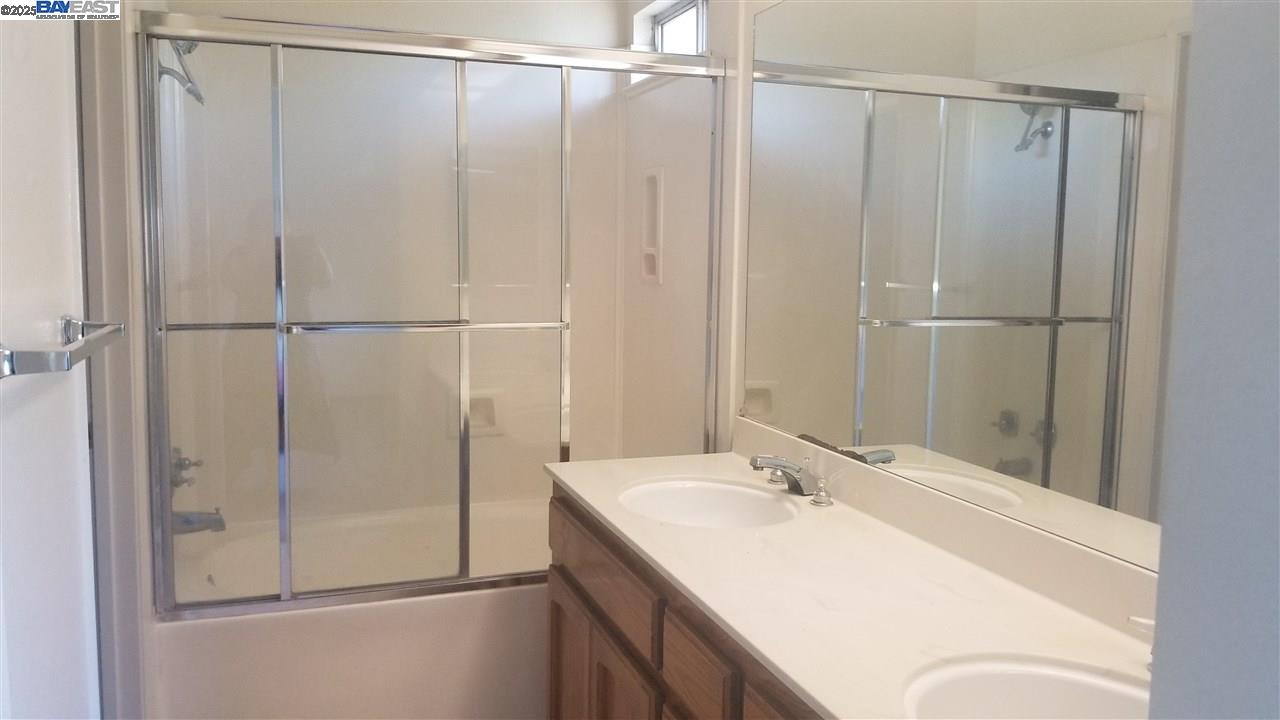 Detail Gallery Image 11 of 18 For 3011 Badger Dr, Pleasanton,  CA 94566-8707 - 4 Beds | 2/1 Baths