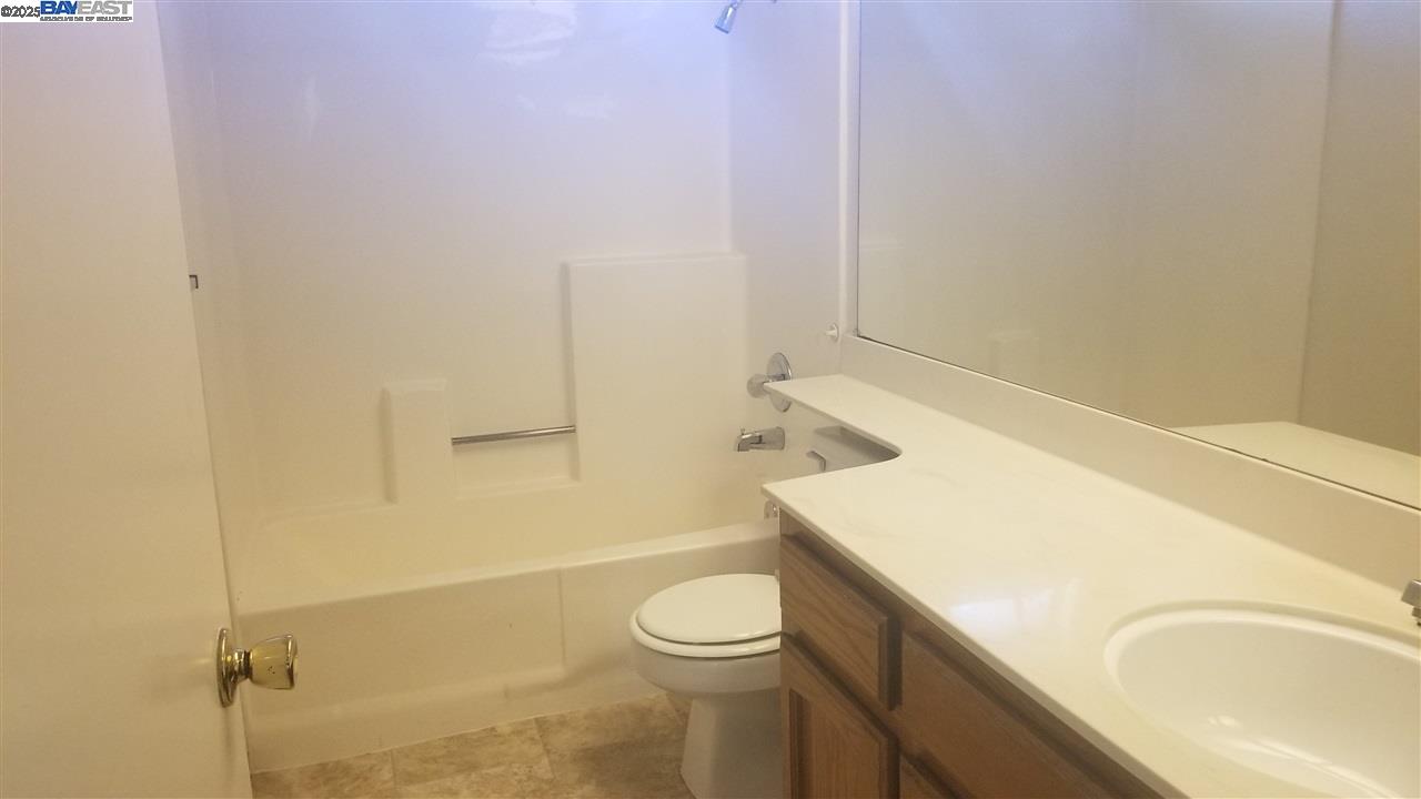 Detail Gallery Image 13 of 18 For 3011 Badger Dr, Pleasanton,  CA 94566-8707 - 4 Beds | 2/1 Baths