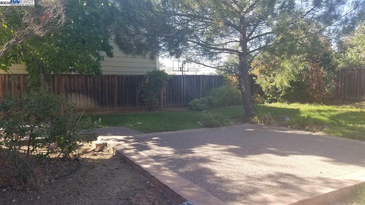 Detail Gallery Image 17 of 18 For 3011 Badger Dr, Pleasanton,  CA 94566-8707 - 4 Beds | 2/1 Baths