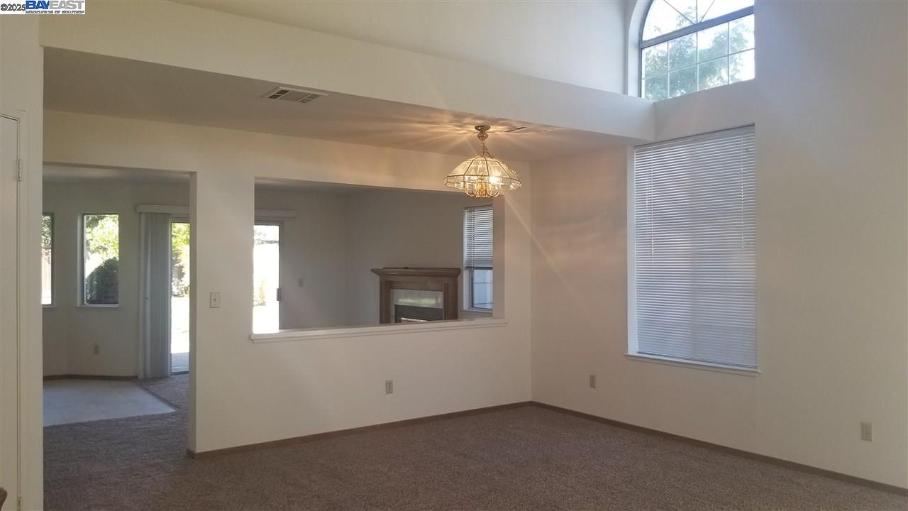 Detail Gallery Image 3 of 18 For 3011 Badger Dr, Pleasanton,  CA 94566-8707 - 4 Beds | 2/1 Baths
