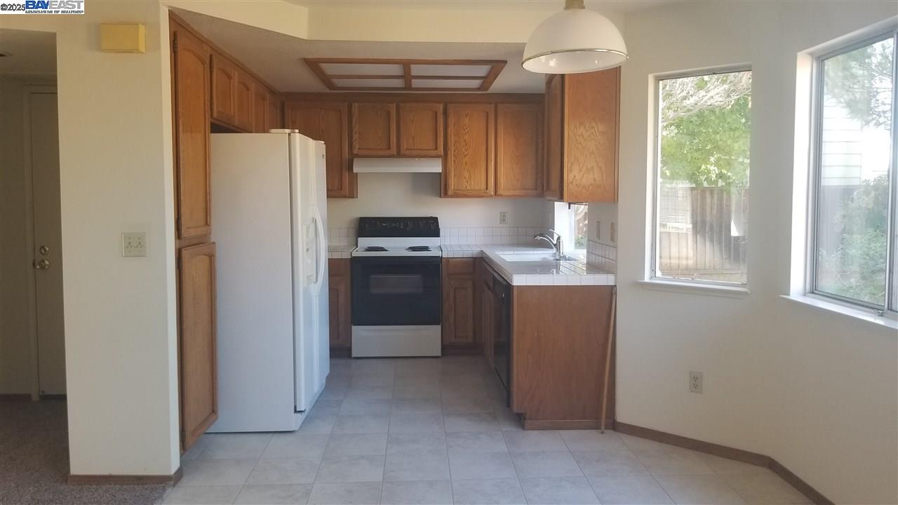 Detail Gallery Image 7 of 18 For 3011 Badger Dr, Pleasanton,  CA 94566-8707 - 4 Beds | 2/1 Baths