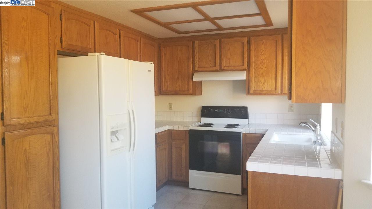 Detail Gallery Image 8 of 18 For 3011 Badger Dr, Pleasanton,  CA 94566-8707 - 4 Beds | 2/1 Baths