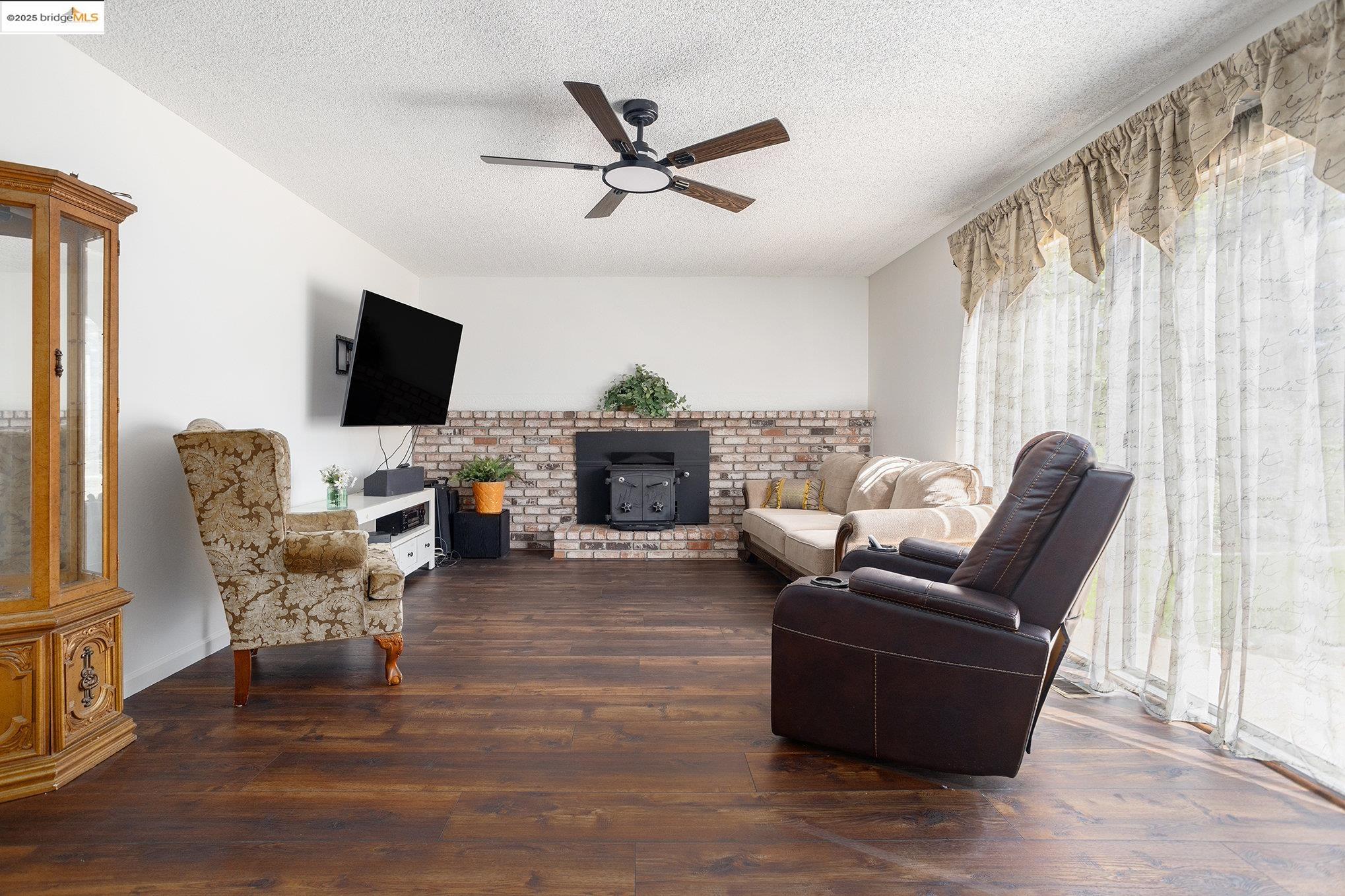 Detail Gallery Image 5 of 22 For 2333 Camelback Dr, Antioch,  CA 94509 - 4 Beds | 2 Baths