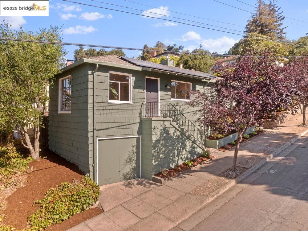 Detail Gallery Image 2 of 40 For 4007 Vale Ave, Oakland,  CA 94619 - 2 Beds | 1 Baths