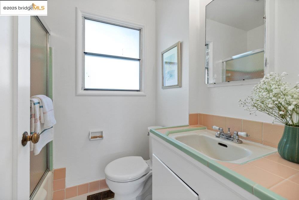 Detail Gallery Image 20 of 40 For 4007 Vale Ave, Oakland,  CA 94619 - 2 Beds | 1 Baths