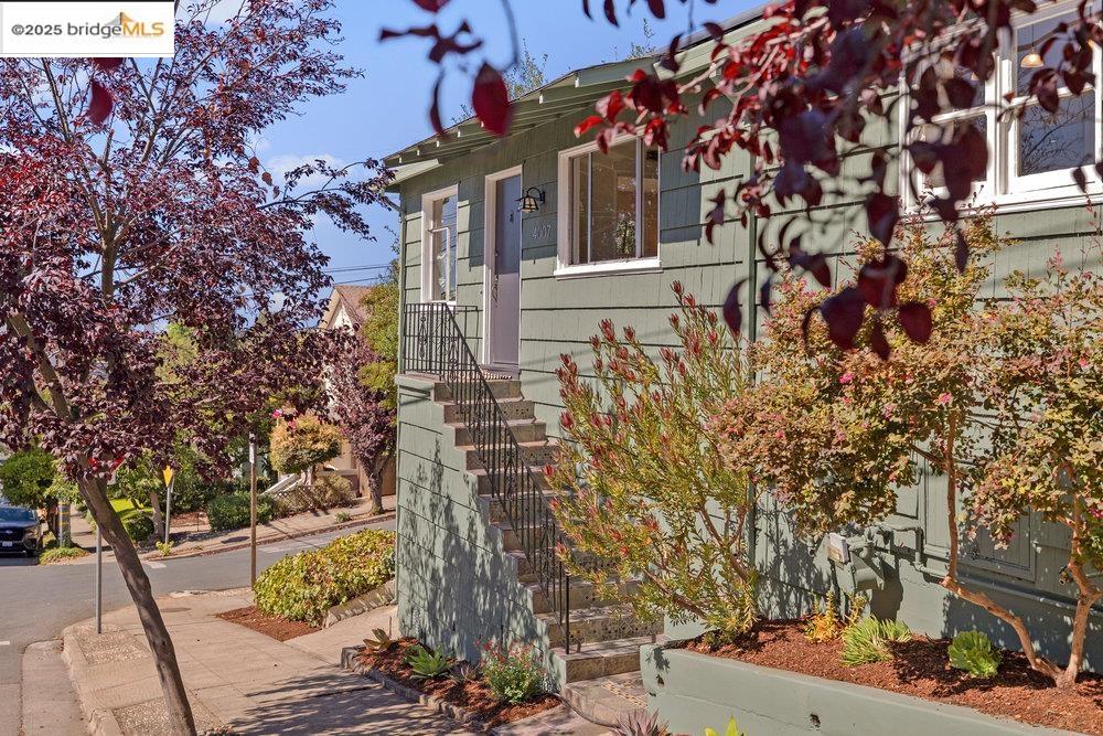 Detail Gallery Image 3 of 40 For 4007 Vale Ave, Oakland,  CA 94619 - 2 Beds | 1 Baths