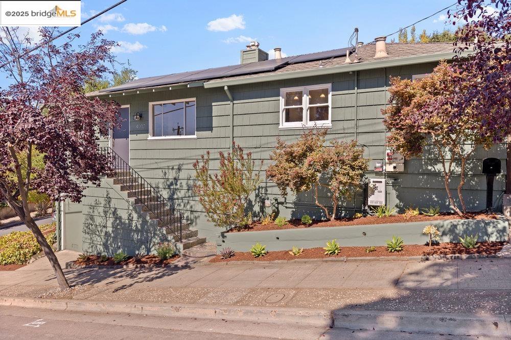 Detail Gallery Image 4 of 40 For 4007 Vale Ave, Oakland,  CA 94619 - 2 Beds | 1 Baths