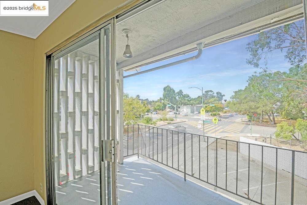Detail Gallery Image 13 of 43 For 7940 Bancroft Avenue, Oakland,  CA 94605 - – Beds | – Baths