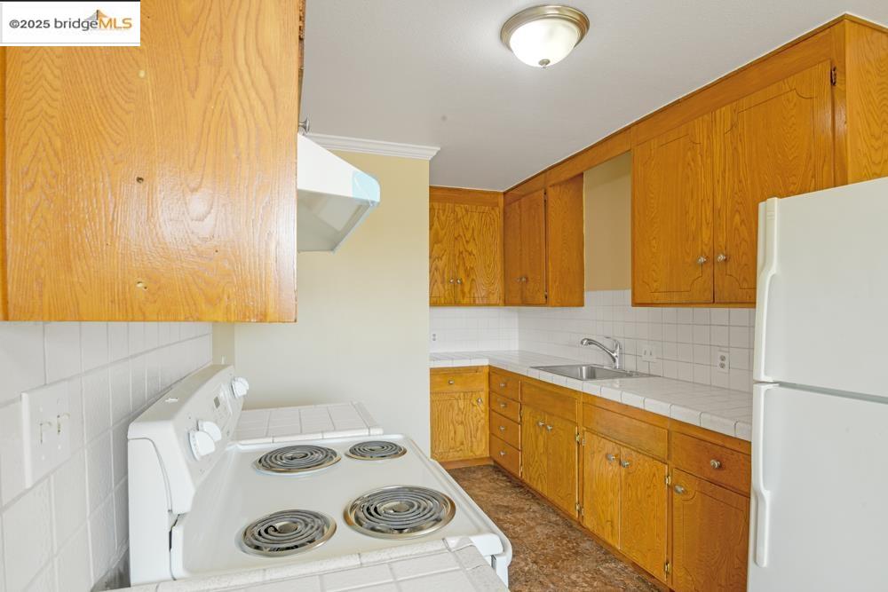 Detail Gallery Image 4 of 43 For 7940 Bancroft Avenue, Oakland,  CA 94605 - – Beds | – Baths