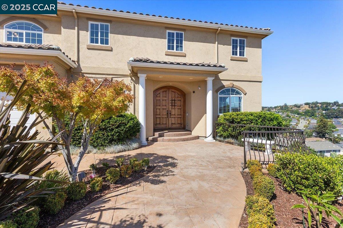 Detail Gallery Image 4 of 59 For 2876 Eugene Ter, Castro Valley,  CA 94546 - 5 Beds | 4 Baths