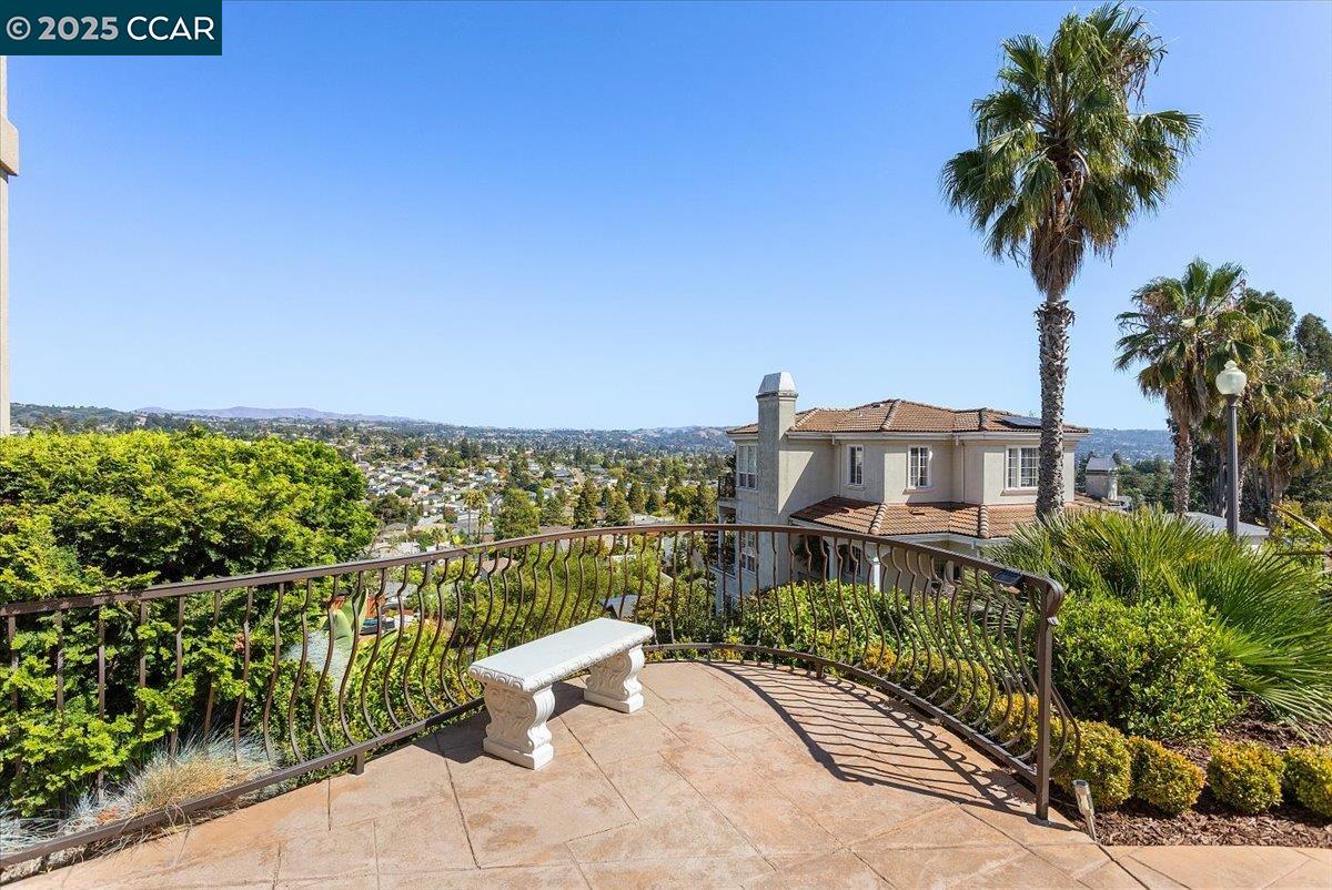 Detail Gallery Image 5 of 59 For 2876 Eugene Ter, Castro Valley,  CA 94546 - 5 Beds | 4 Baths