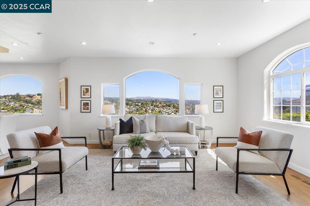 Detail Gallery Image 10 of 59 For 2876 Eugene Ter, Castro Valley,  CA 94546 - 5 Beds | 4 Baths