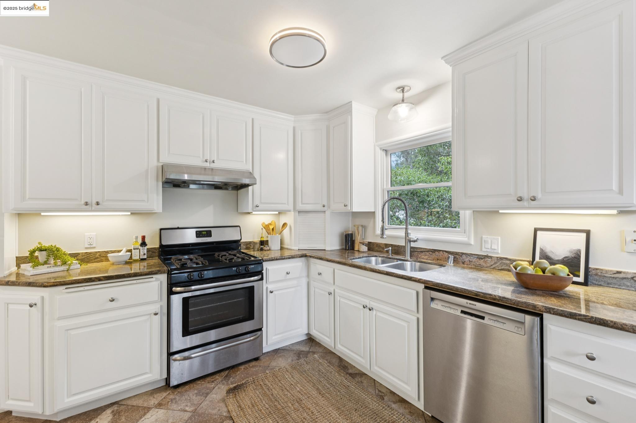 Detail Gallery Image 8 of 40 For 4100 Gregory St., Oakland,  CA 94619 - 3 Beds | 2 Baths