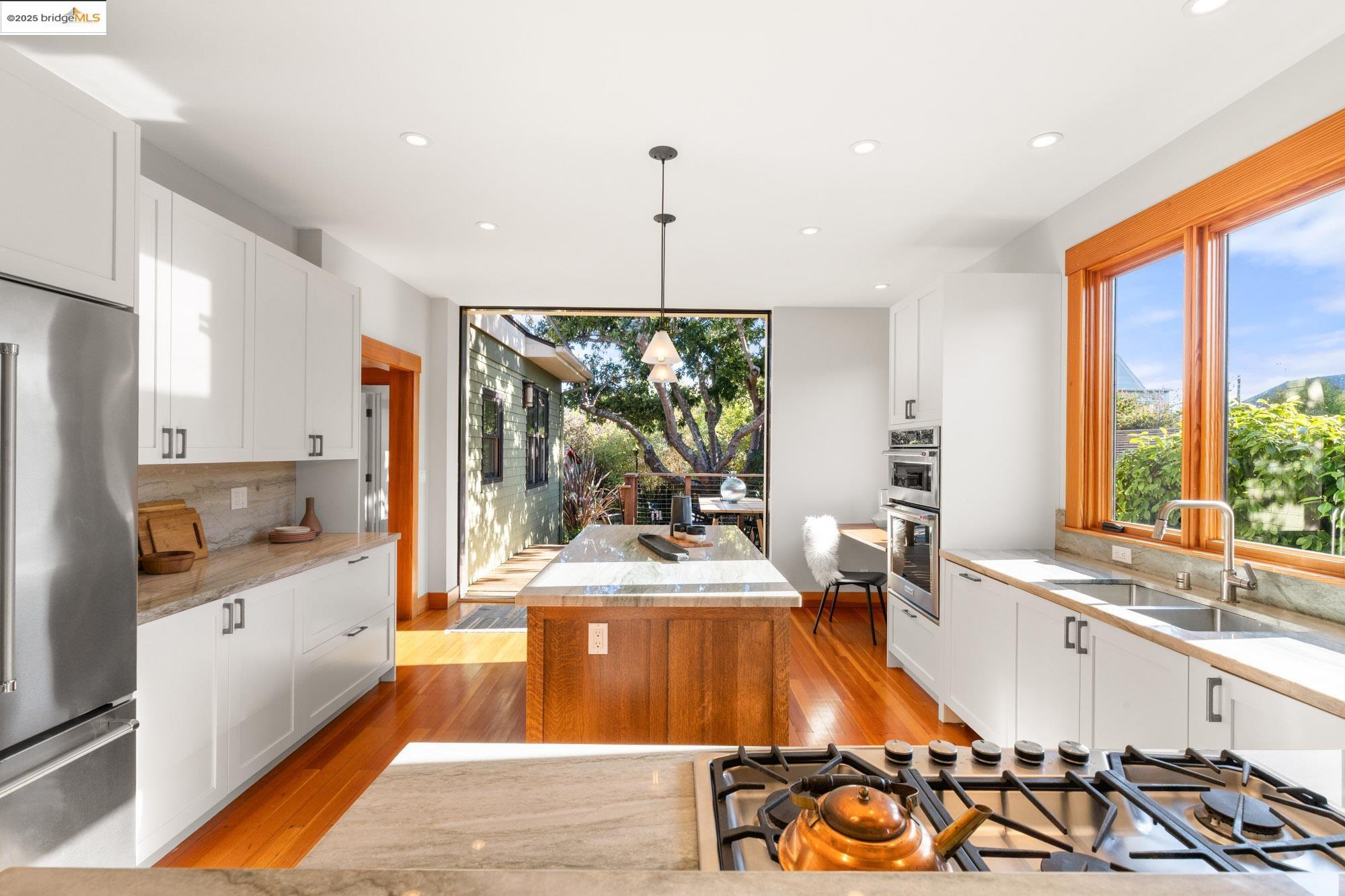 Detail Gallery Image 12 of 58 For 2204 Woolsey, Berkeley,  CA 94705 - 3 Beds | 2 Baths