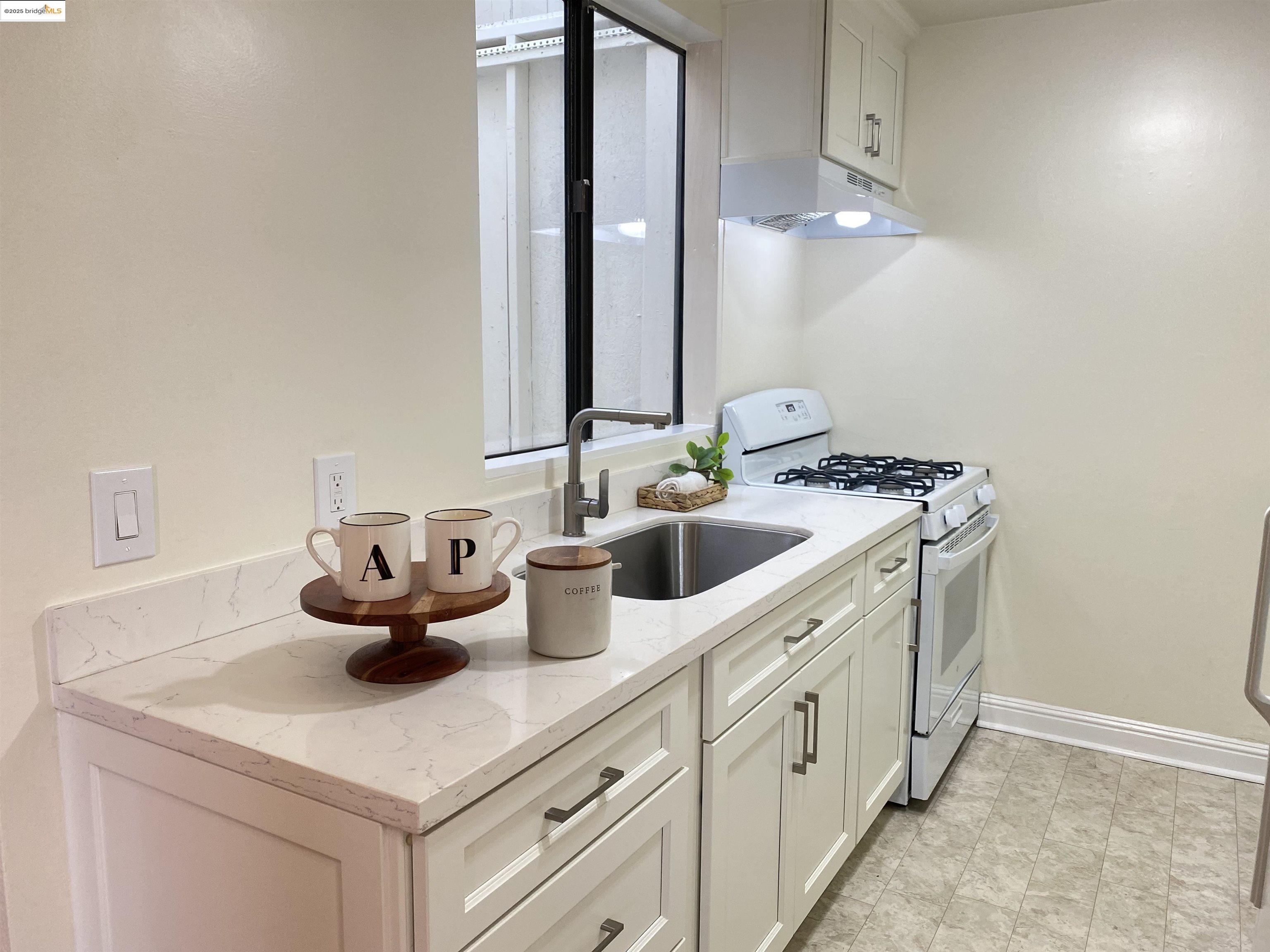 Detail Gallery Image 11 of 25 For 1138 E 12th St., Oakland,  CA 94606 - – Beds | – Baths