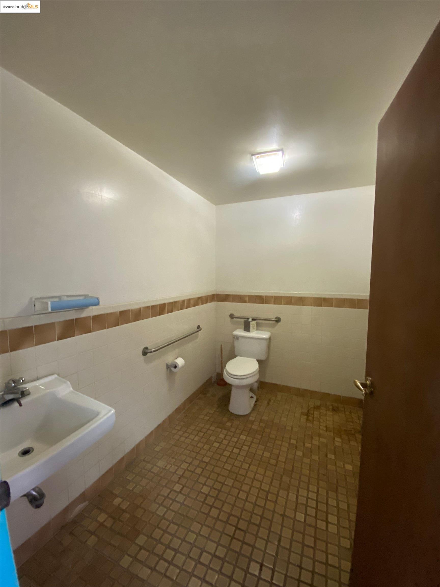 Detail Gallery Image 16 of 25 For 1138 E 12th St., Oakland,  CA 94606 - – Beds | – Baths