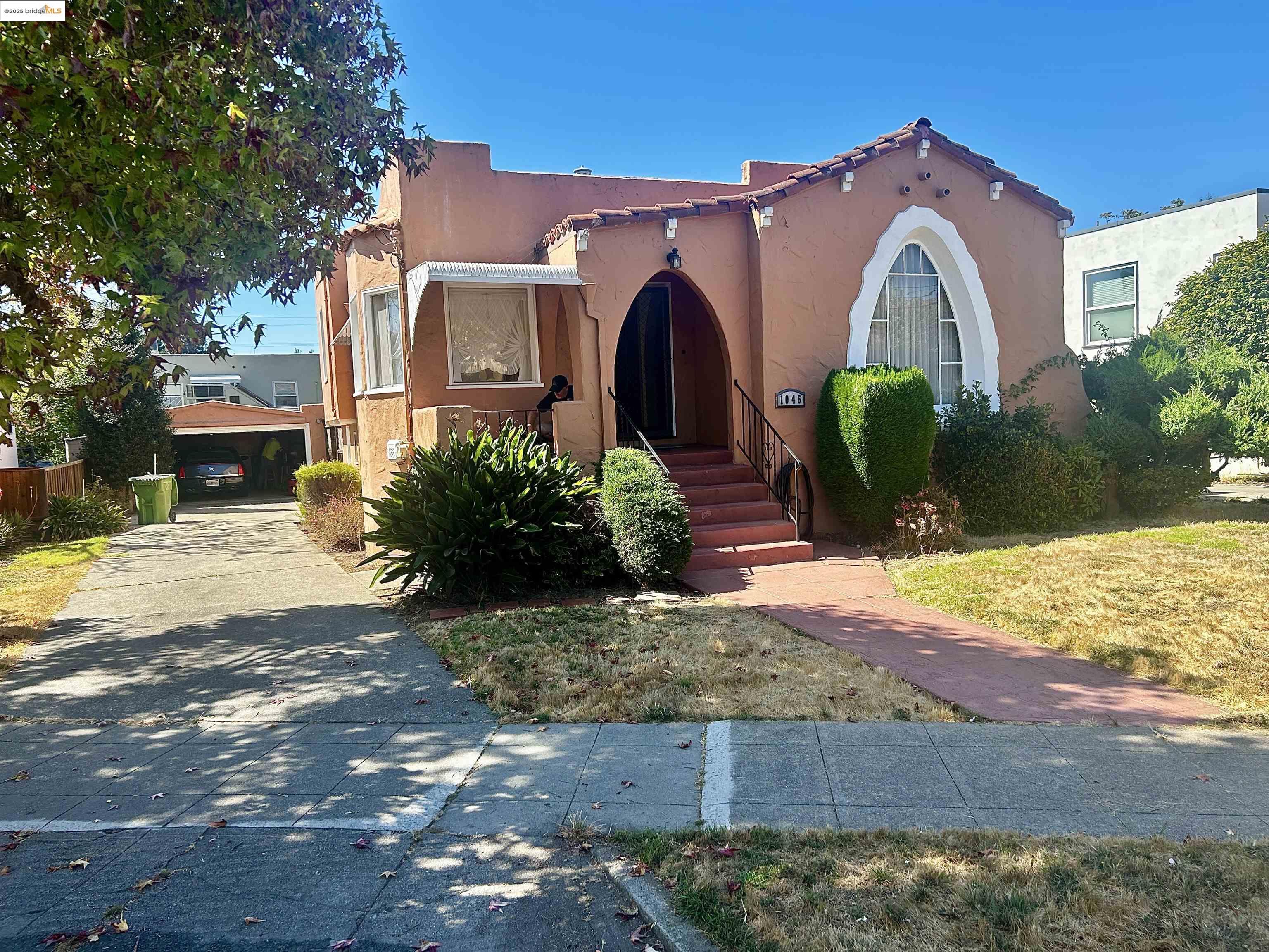 Detail Gallery Image 2 of 21 For 1046 Santa Fe Ave, Albany,  CA 94706 - 2 Beds | 1/1 Baths