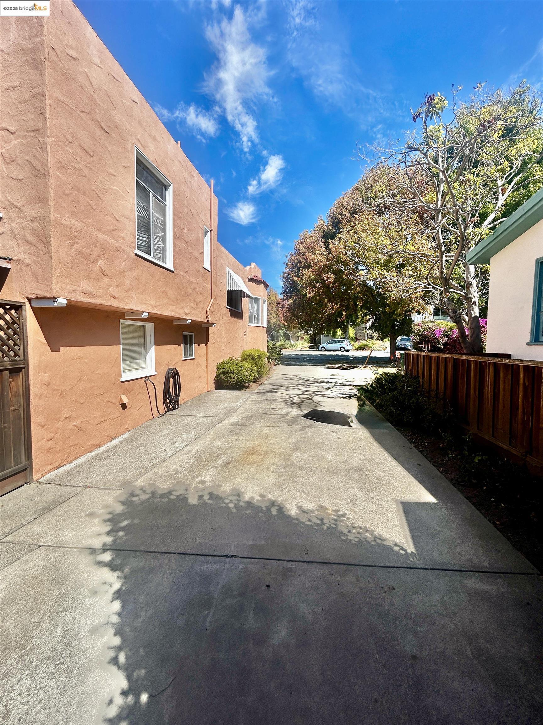 Detail Gallery Image 18 of 21 For 1046 Santa Fe Ave, Albany,  CA 94706 - 2 Beds | 1/1 Baths