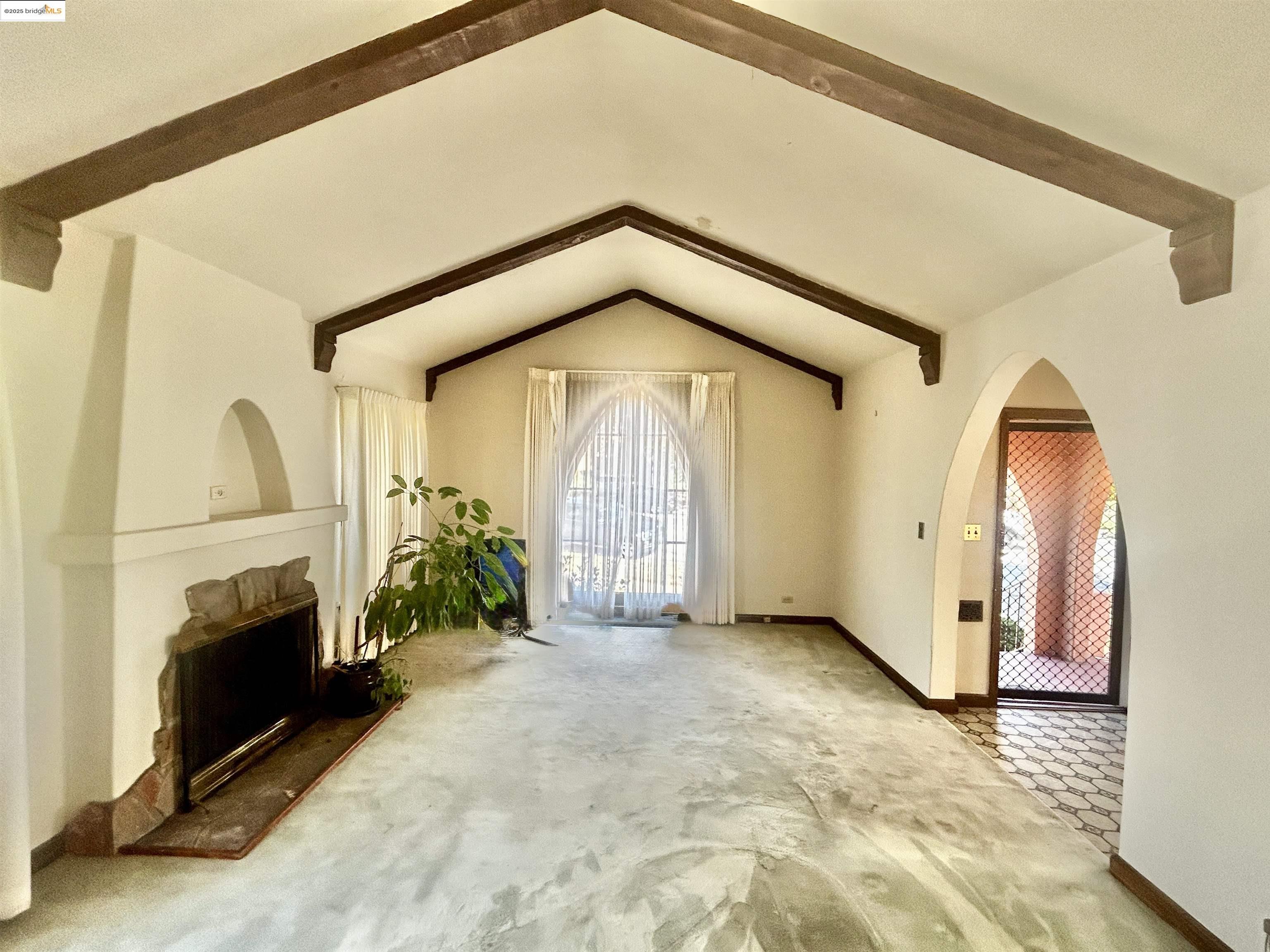 Detail Gallery Image 3 of 21 For 1046 Santa Fe Ave, Albany,  CA 94706 - 2 Beds | 1/1 Baths
