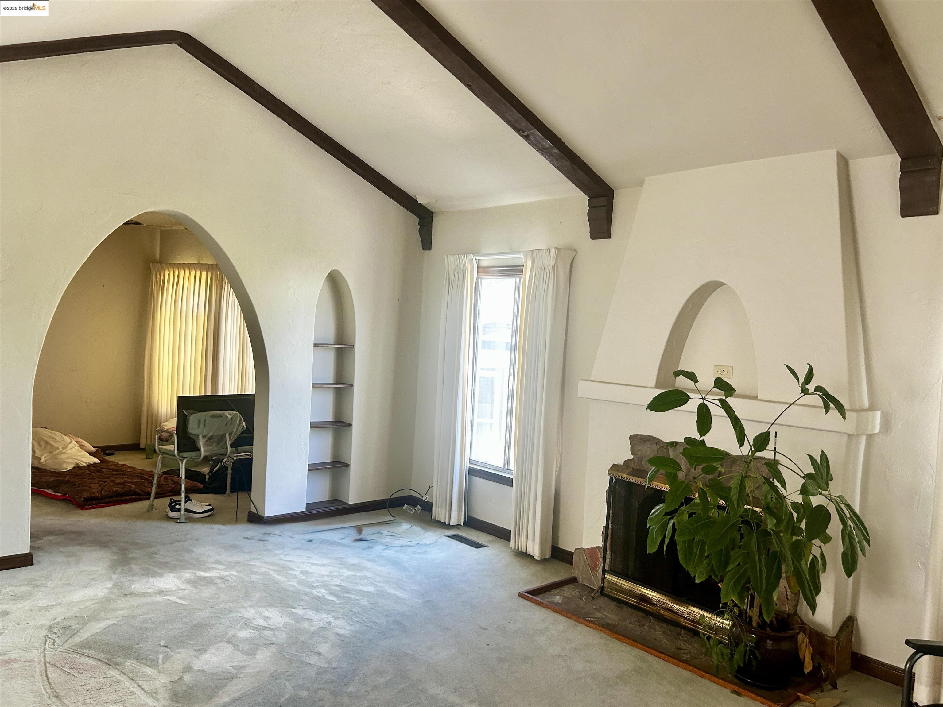 Detail Gallery Image 4 of 21 For 1046 Santa Fe Ave, Albany,  CA 94706 - 2 Beds | 1/1 Baths
