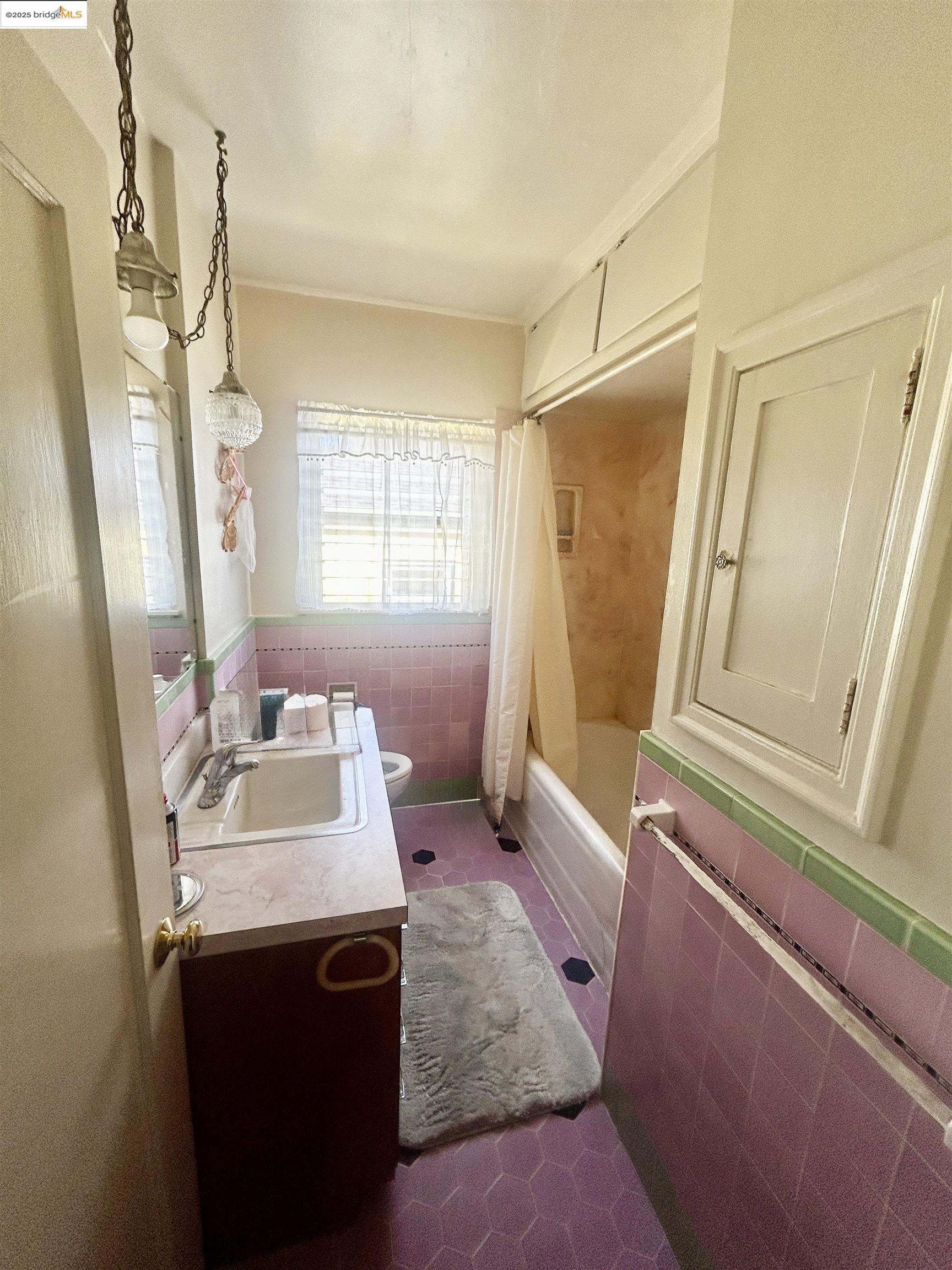 Detail Gallery Image 10 of 21 For 1046 Santa Fe Ave, Albany,  CA 94706 - 2 Beds | 1/1 Baths
