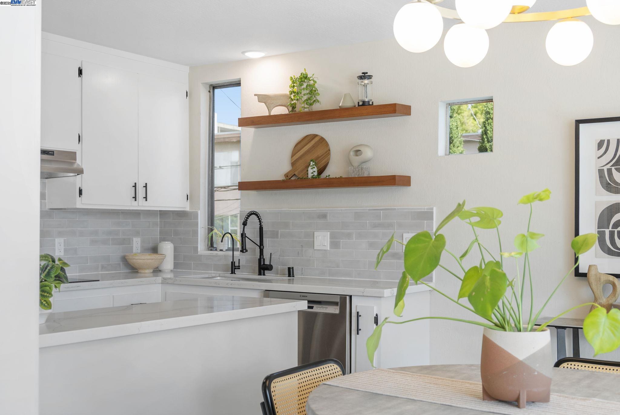 Detail Gallery Image 11 of 60 For 383 Staten Ave #201,  Oakland,  CA 94610 - 3 Beds | 2 Baths
