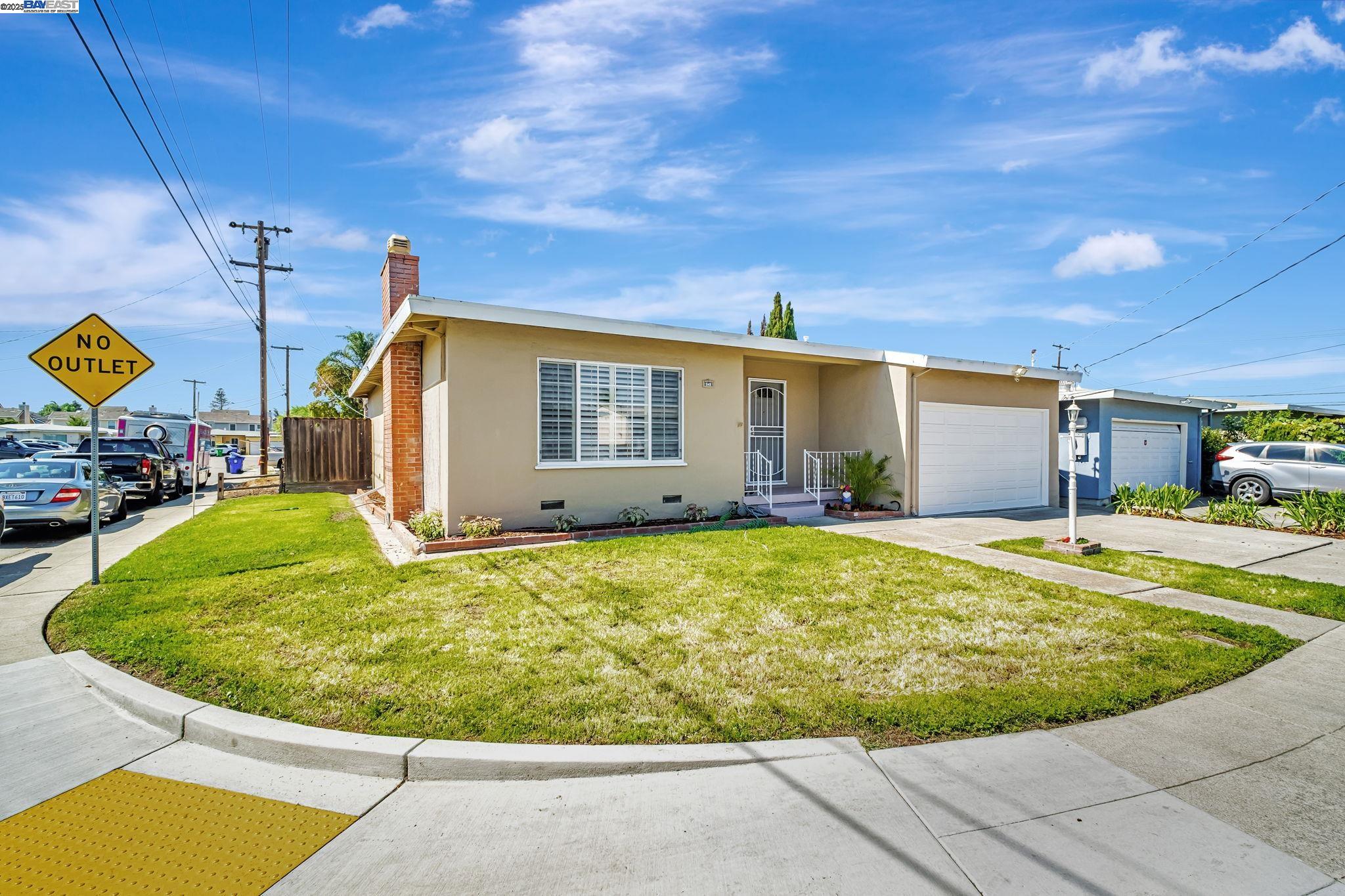 Detail Gallery Image 2 of 28 For 19461 Royal Ave, Hayward,  CA 94541 - 3 Beds | 2 Baths
