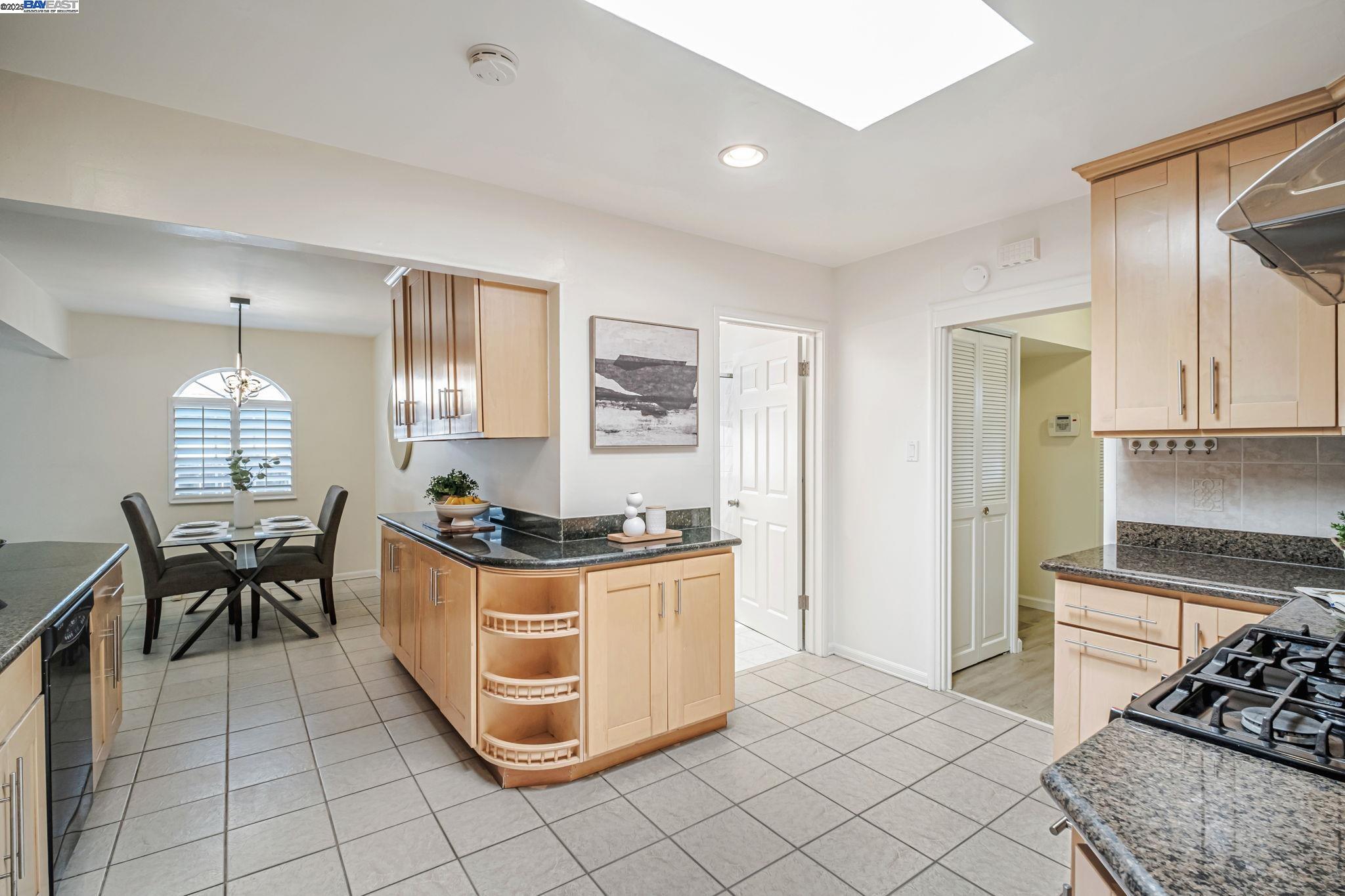 Detail Gallery Image 12 of 28 For 19461 Royal Ave, Hayward,  CA 94541 - 3 Beds | 2 Baths