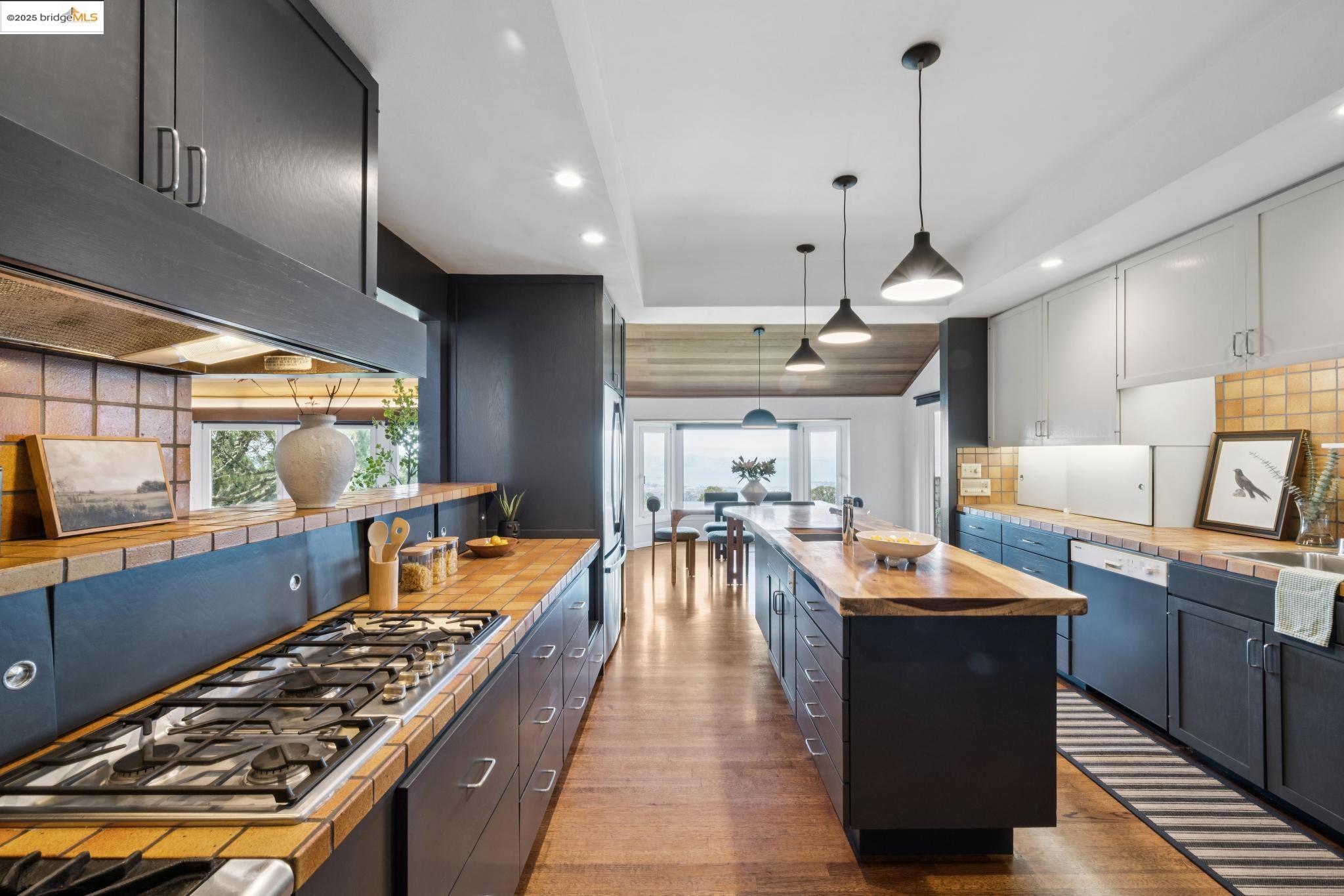 Detail Gallery Image 20 of 60 For 1344 Summit Rd, Berkeley,  CA 94708 - 4 Beds | 3 Baths