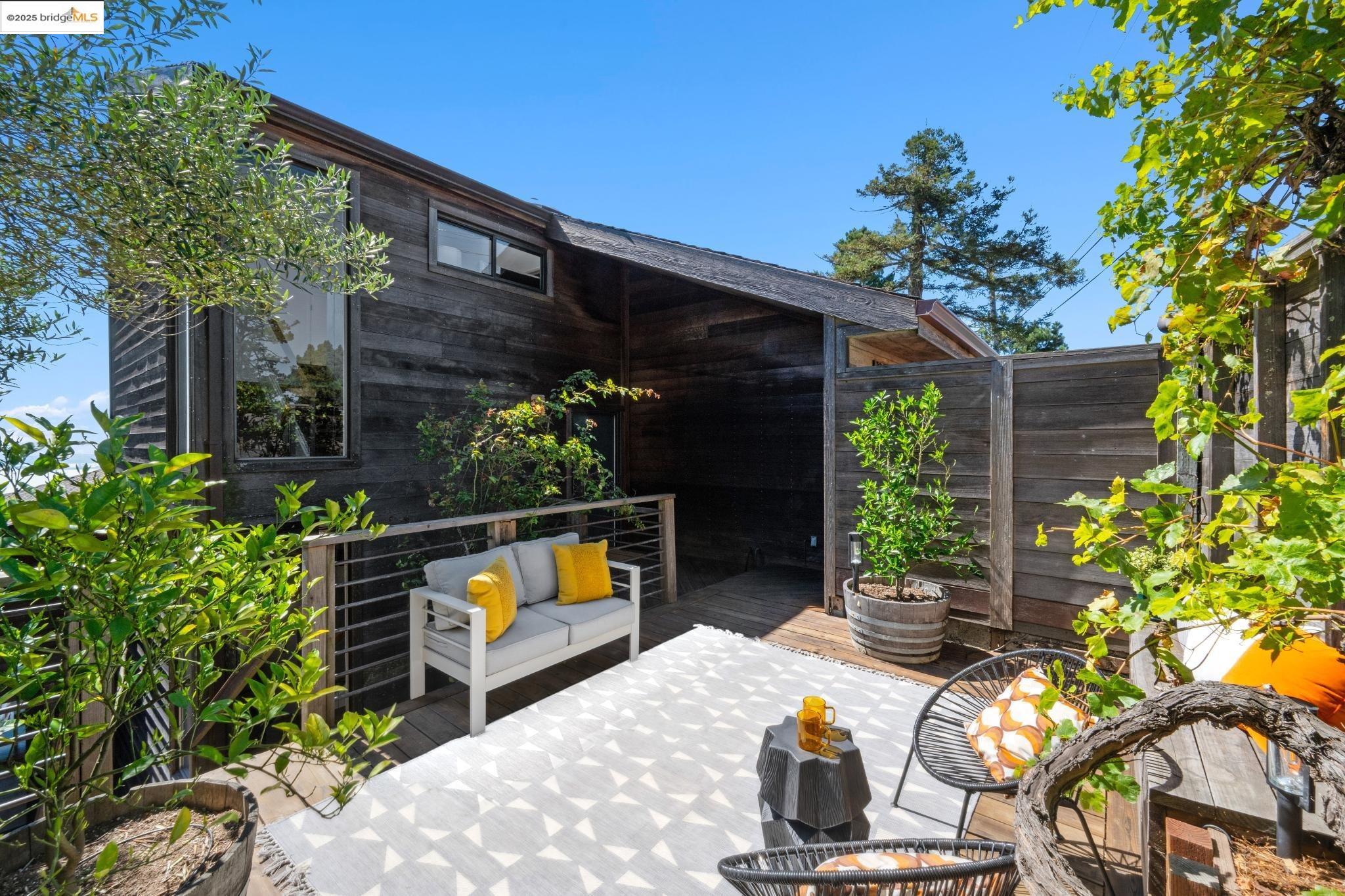 Detail Gallery Image 4 of 60 For 1344 Summit Rd, Berkeley,  CA 94708 - 4 Beds | 3 Baths
