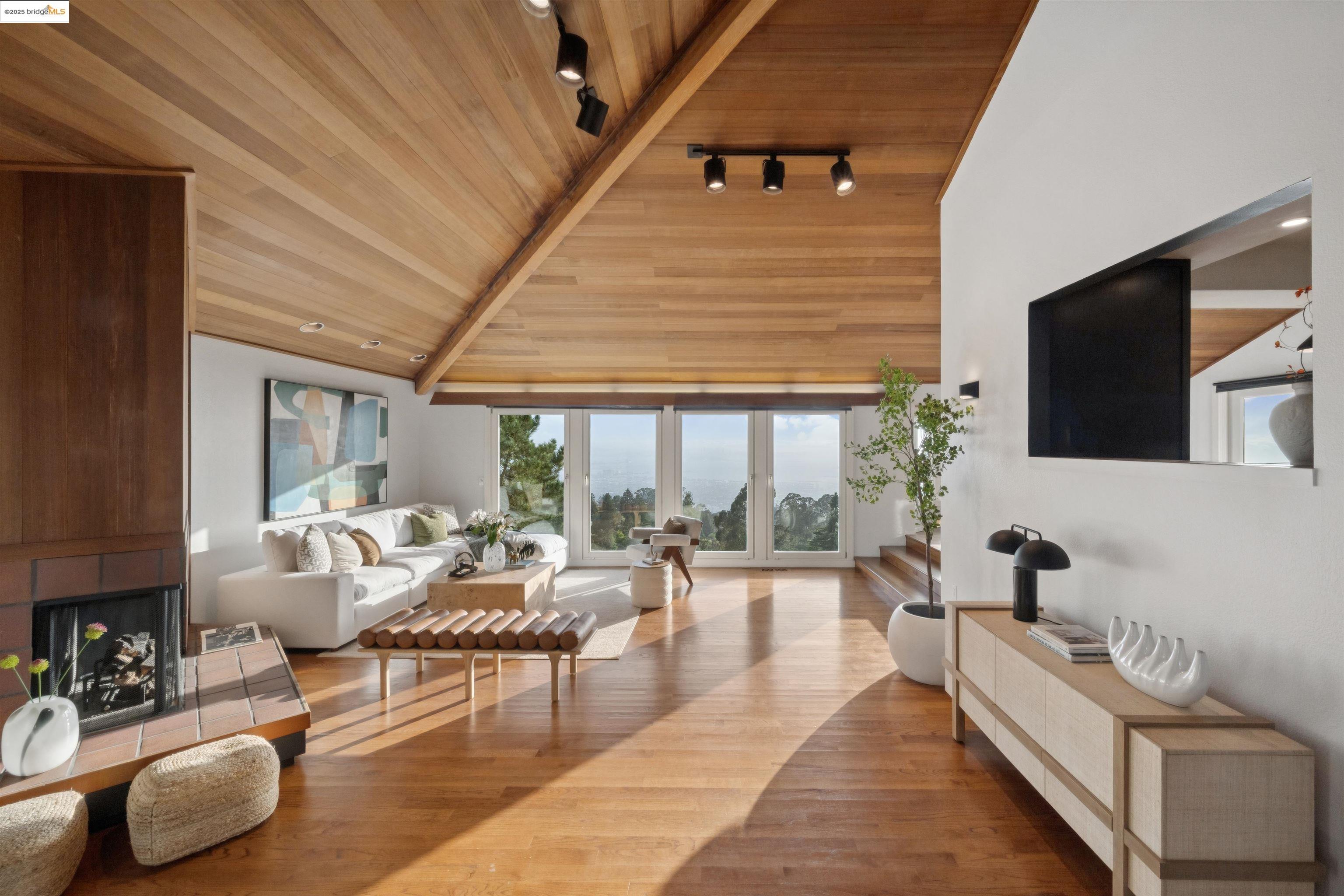 Detail Gallery Image 8 of 60 For 1344 Summit Rd, Berkeley,  CA 94708 - 4 Beds | 3 Baths