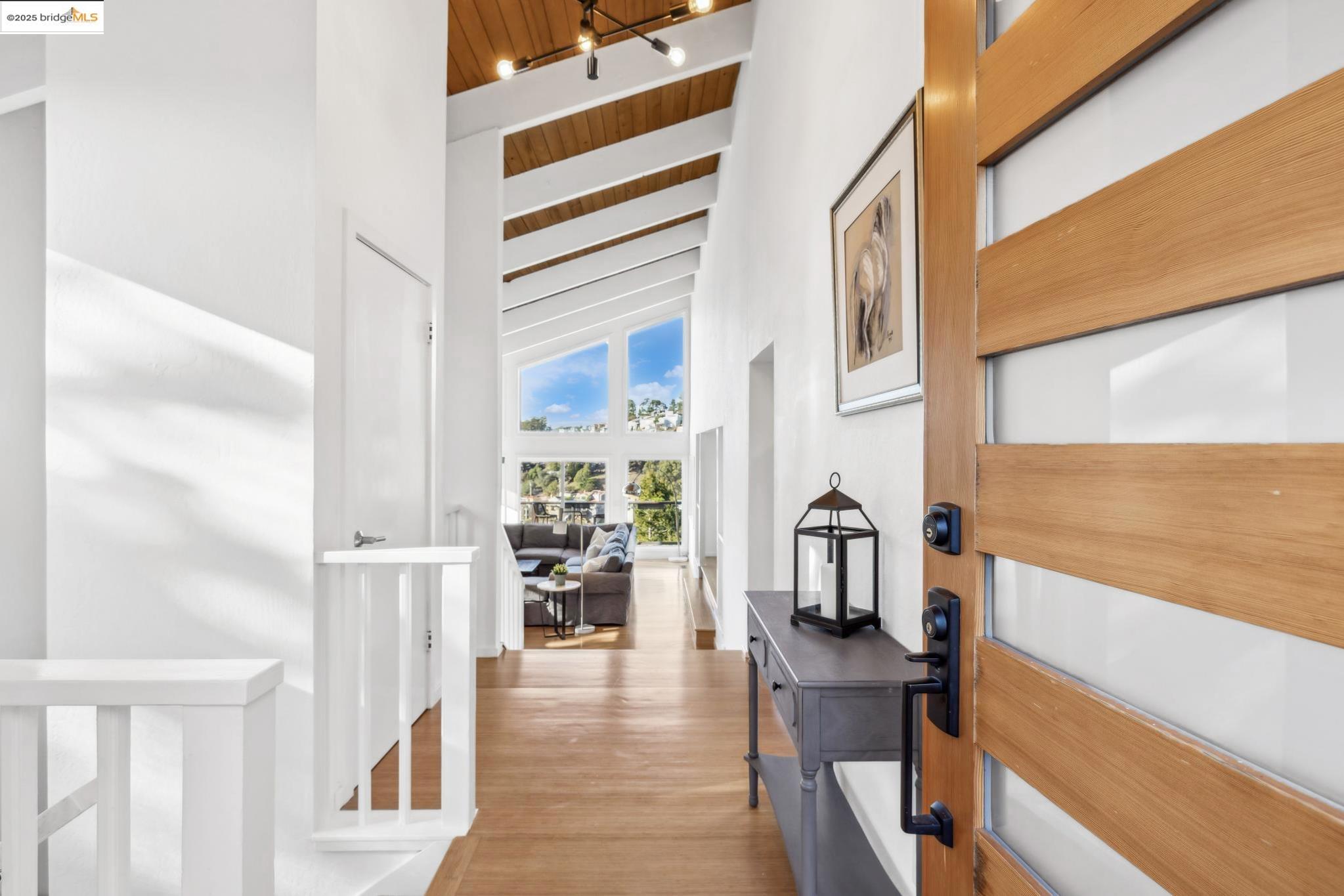 Detail Gallery Image 2 of 60 For 58 Villanova Dr, Oakland,  CA 94611 - 4 Beds | 3/1 Baths