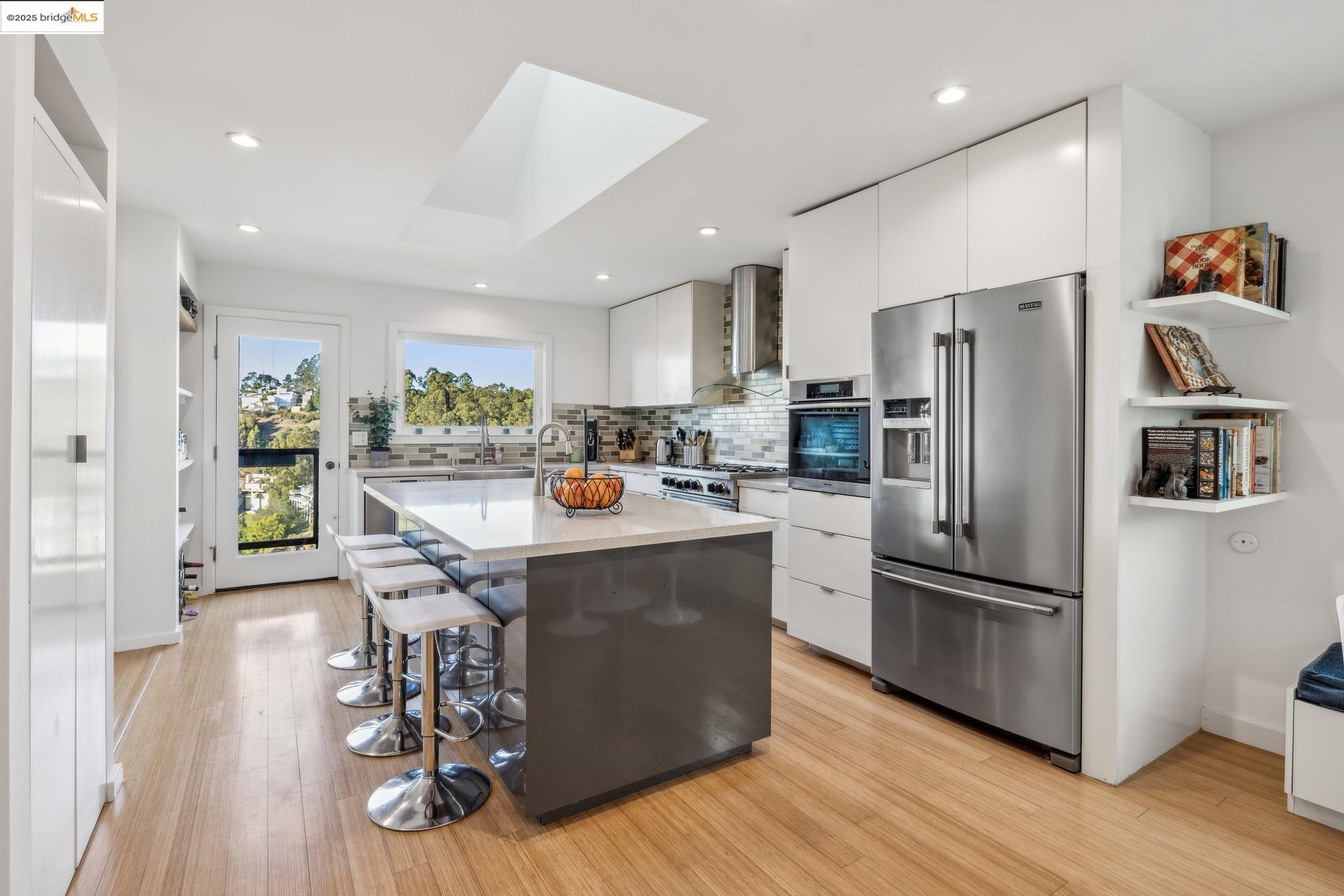 Detail Gallery Image 16 of 60 For 58 Villanova Dr, Oakland,  CA 94611 - 4 Beds | 3/1 Baths